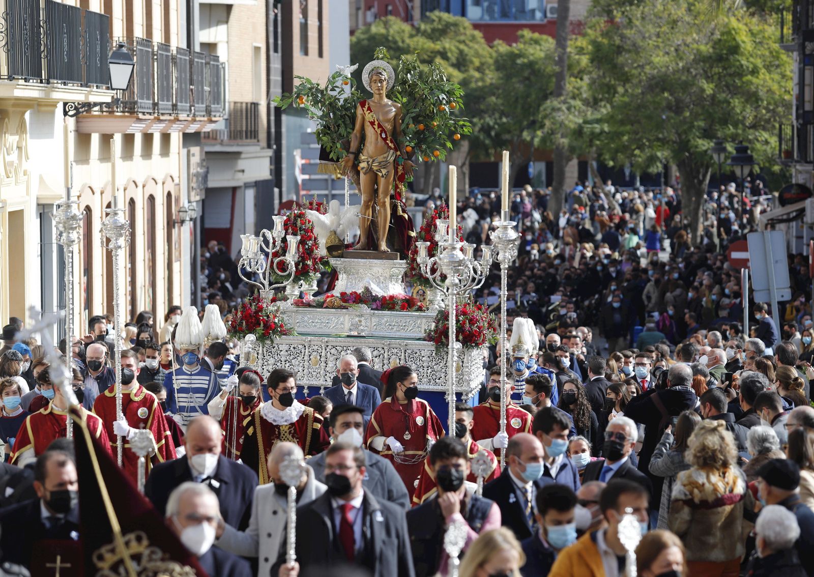 San Sebastián recorriendo la Plaza de San Pedro rodeado de una multitud.