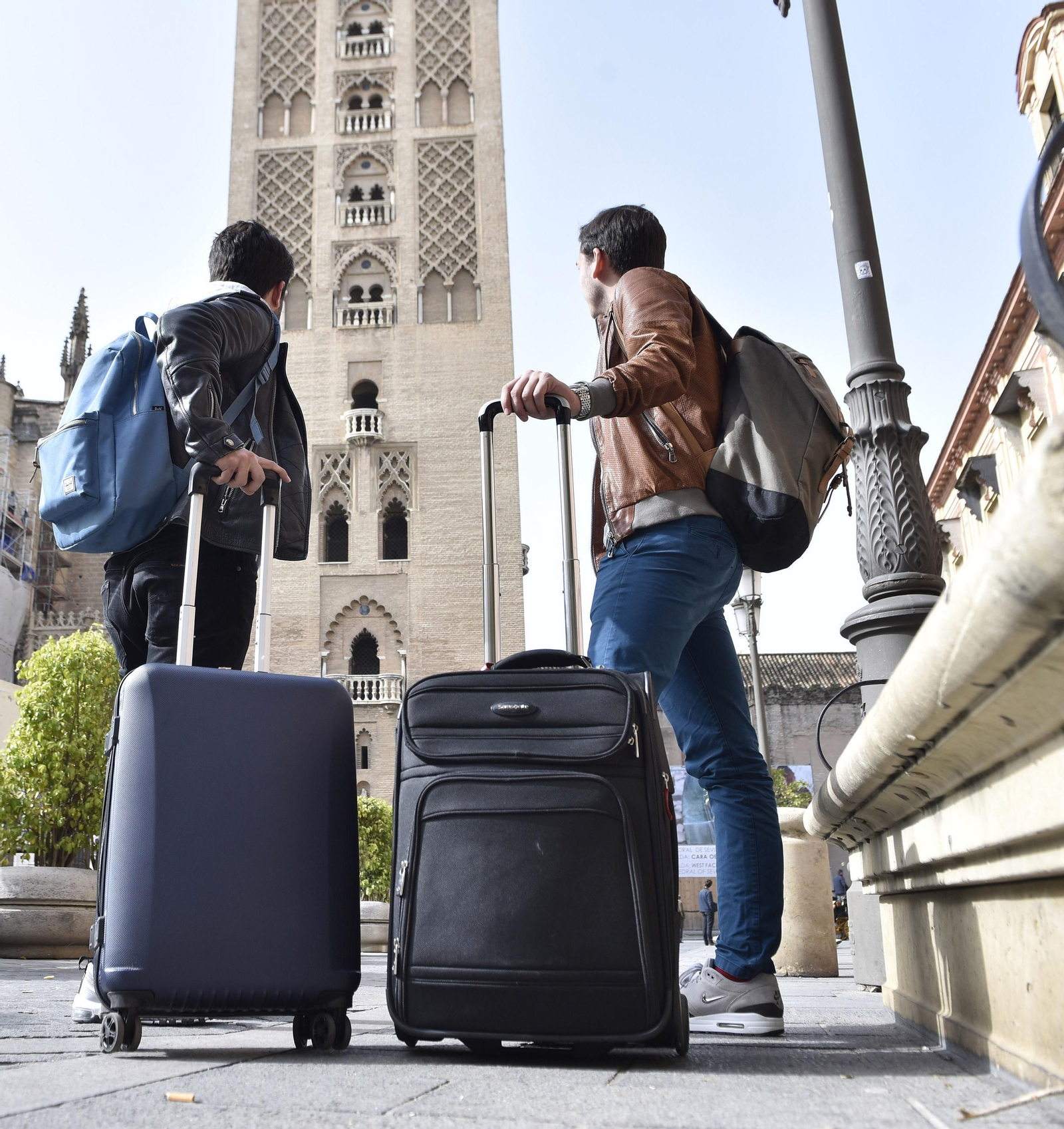 Turistas sujetan sus maletas frente a la Giralda