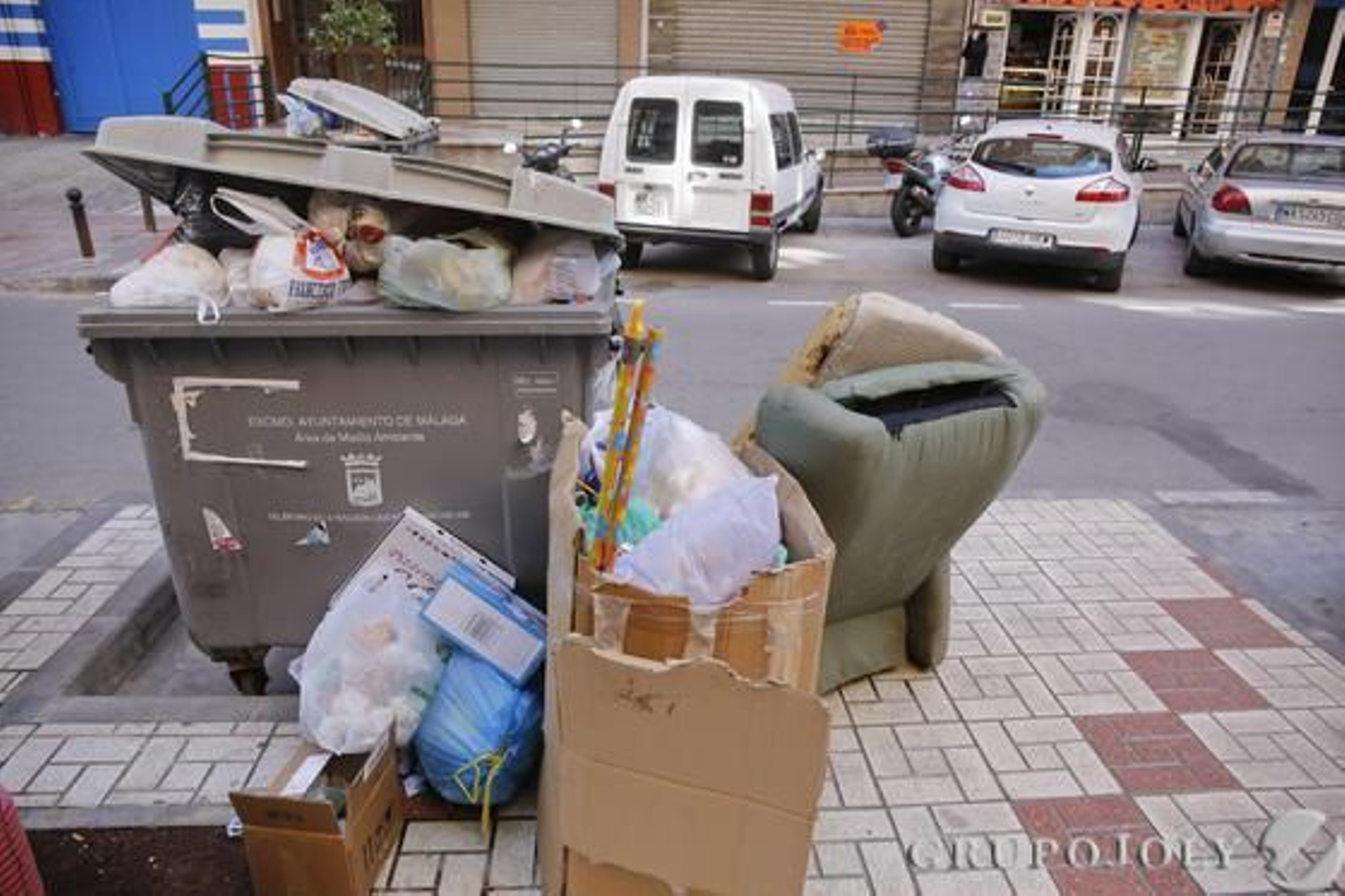 Imágenes de la huelga de basura de Limasa en diferentes distritos