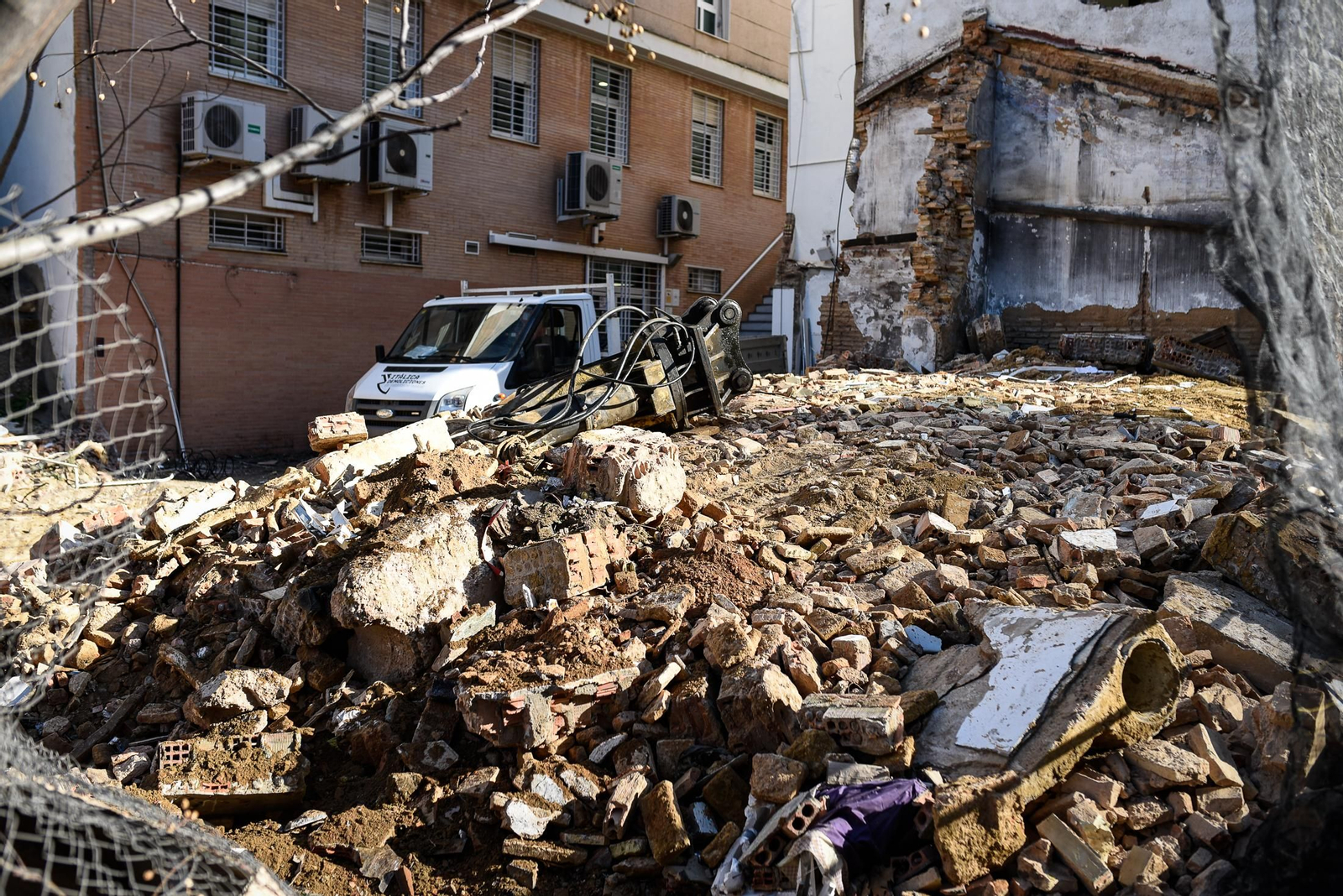 Imágenes de la demolición de una vivienda en la calle Menéndez Pidal