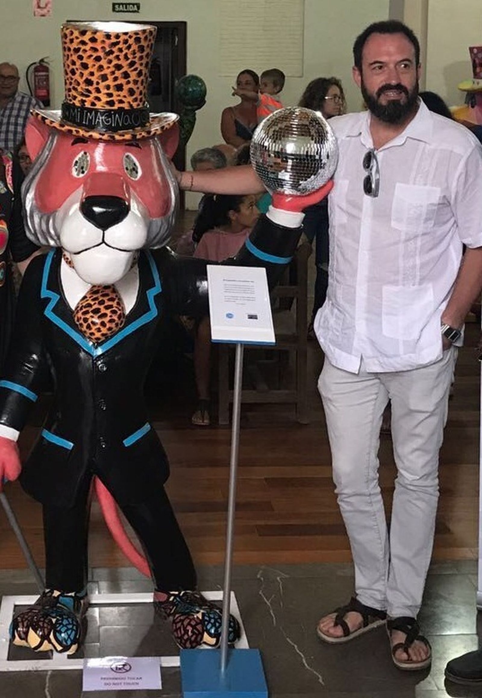 El actor Álex O'Dogherty, junto a su Willy Fog.