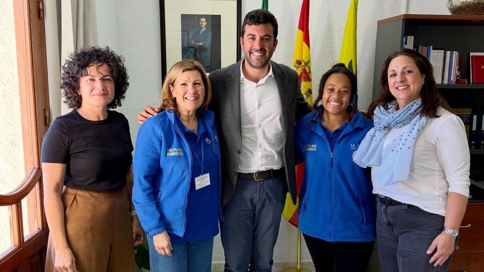 Foto de familia entre el equipo de gobierno de Mojácar y MACS.