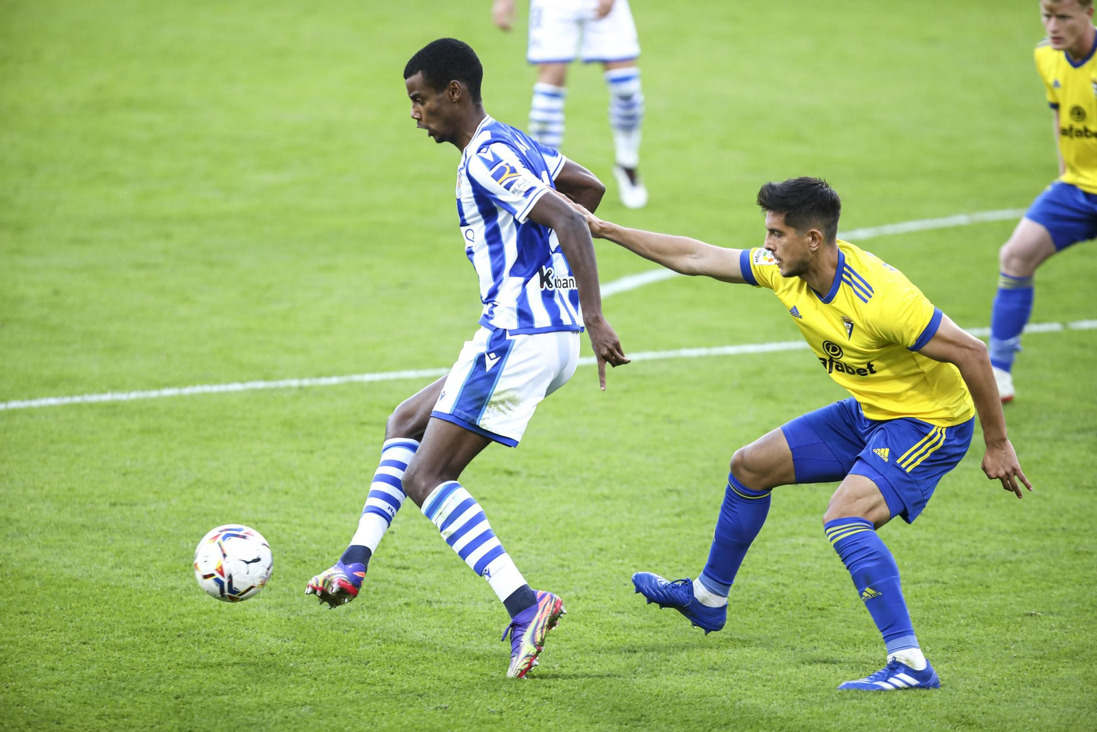 Marcos Mauro defiende a Isak en el último Cádiz-Real Sociedad.