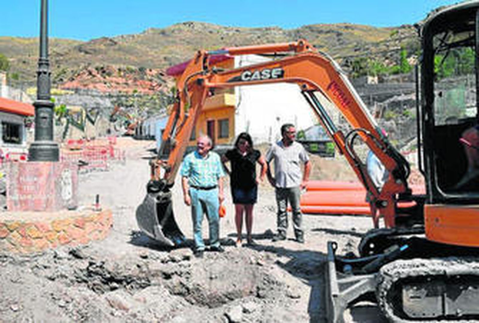 Antonio Bonilla y la edil  Luz María Fernández han visitado la obra.