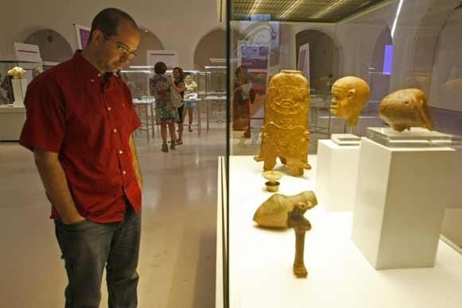 Más de doscientas piezas procedentes de los Museos de Cádiz y Huelva integran la exposición inaugurada en la pinacoteca provincial

Foto: José Braza