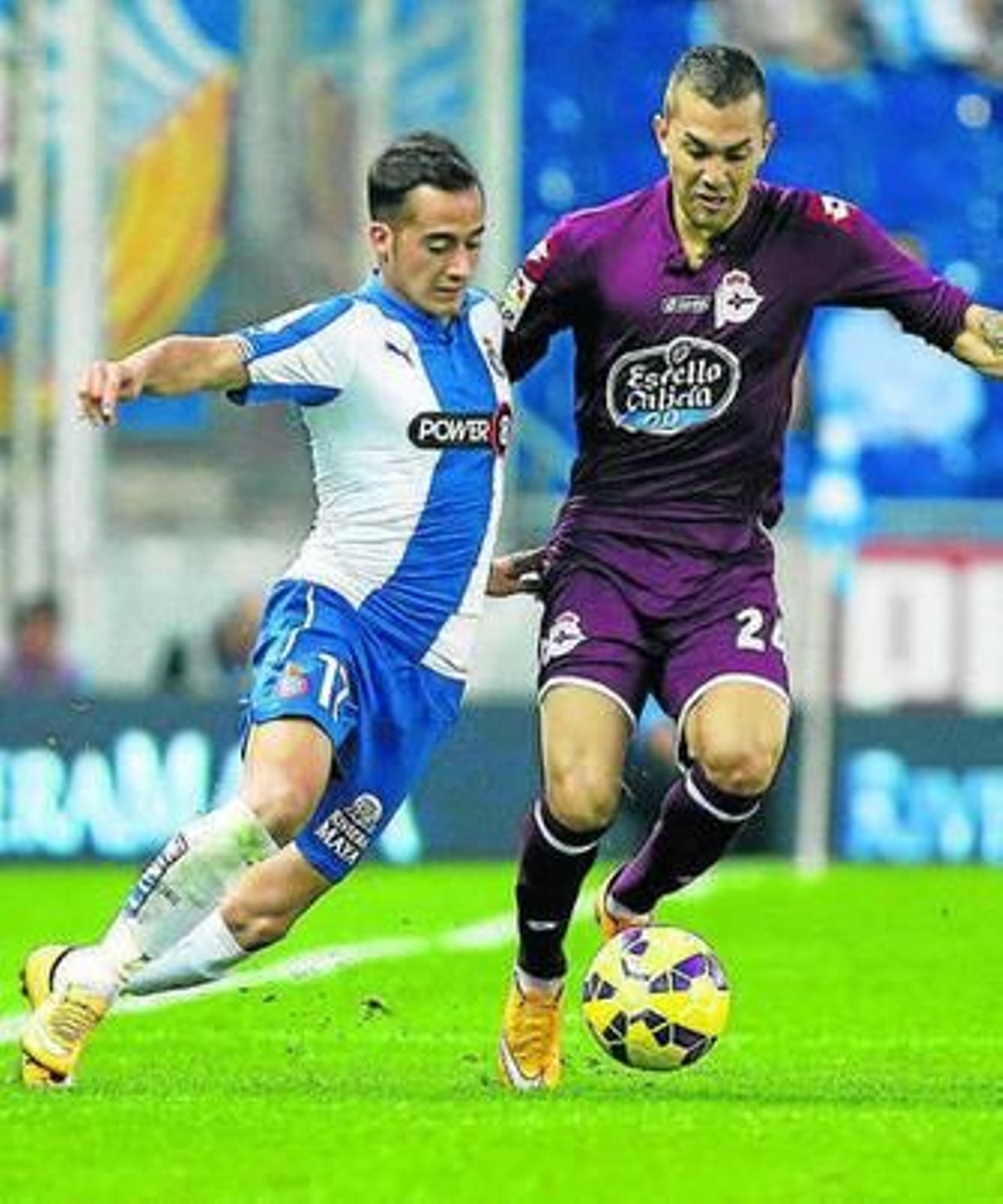 Fariña, del Deportivo, controla ante Lucas Vázquez.