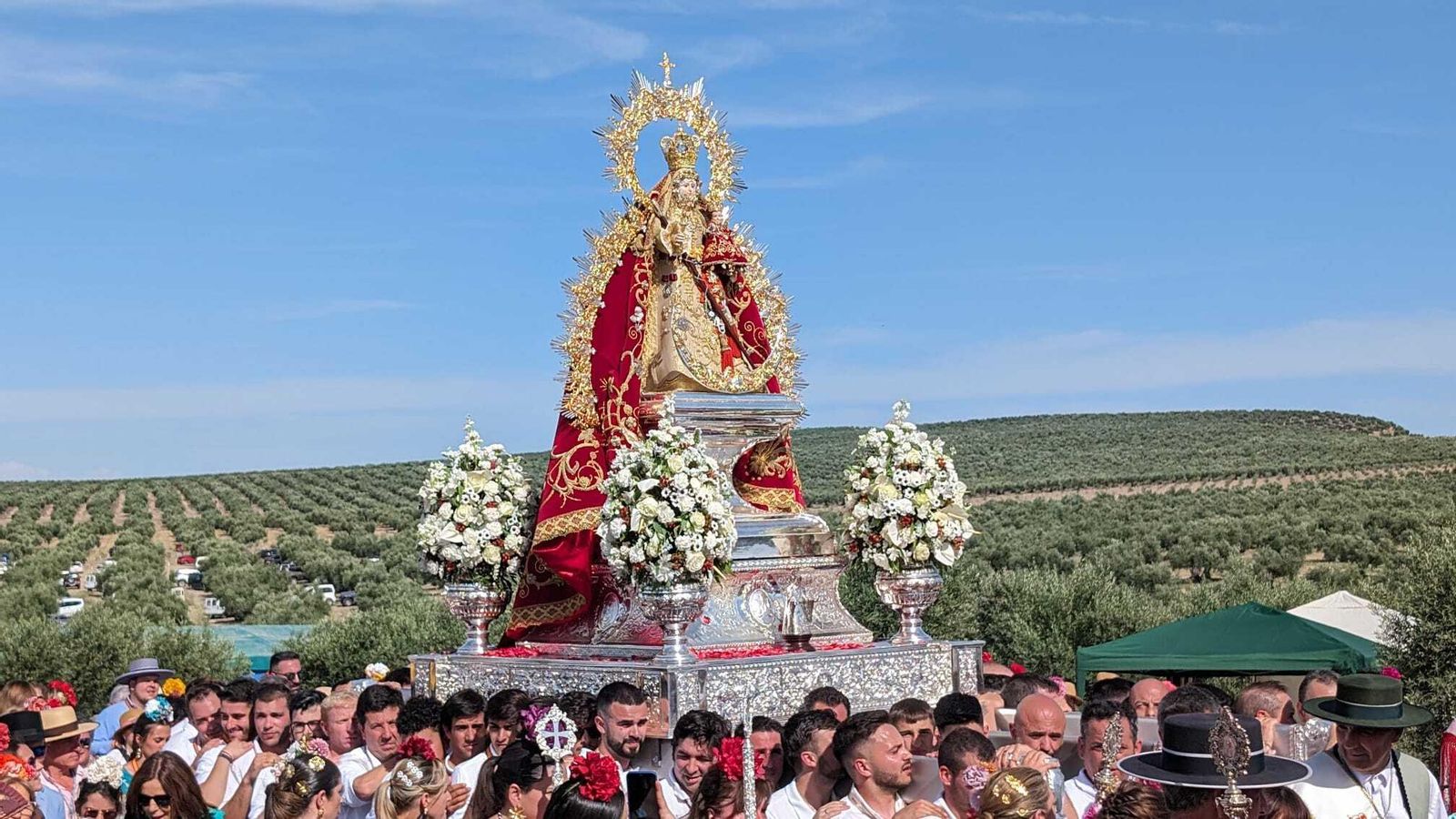 La patrona de Porcuna bendice la campiña en su procesión.