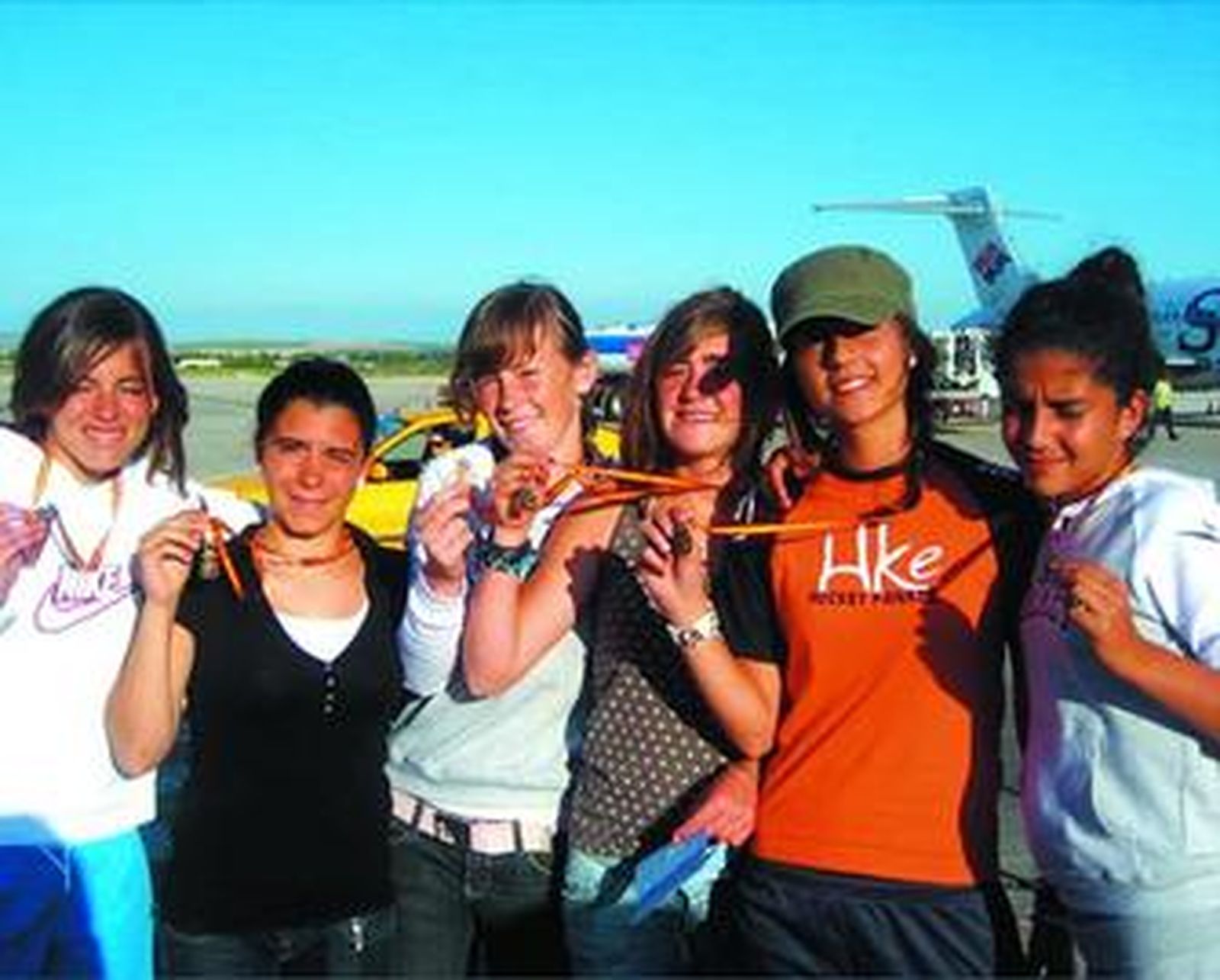 Las seis jugadoras de San Fernando llegaron al aeropuerto de Jerez con su medalla de bronce en el cuello.