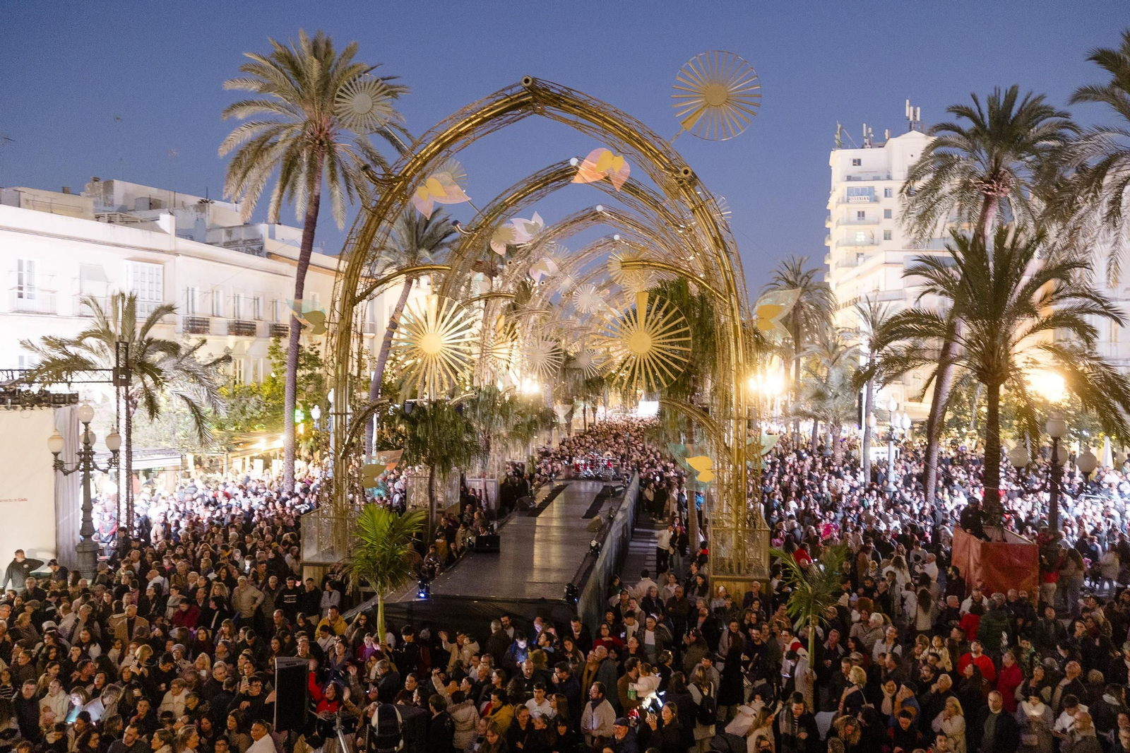 Las imágenes del encendido del alumbrado especial de la Navidad 2025 en Cádiz