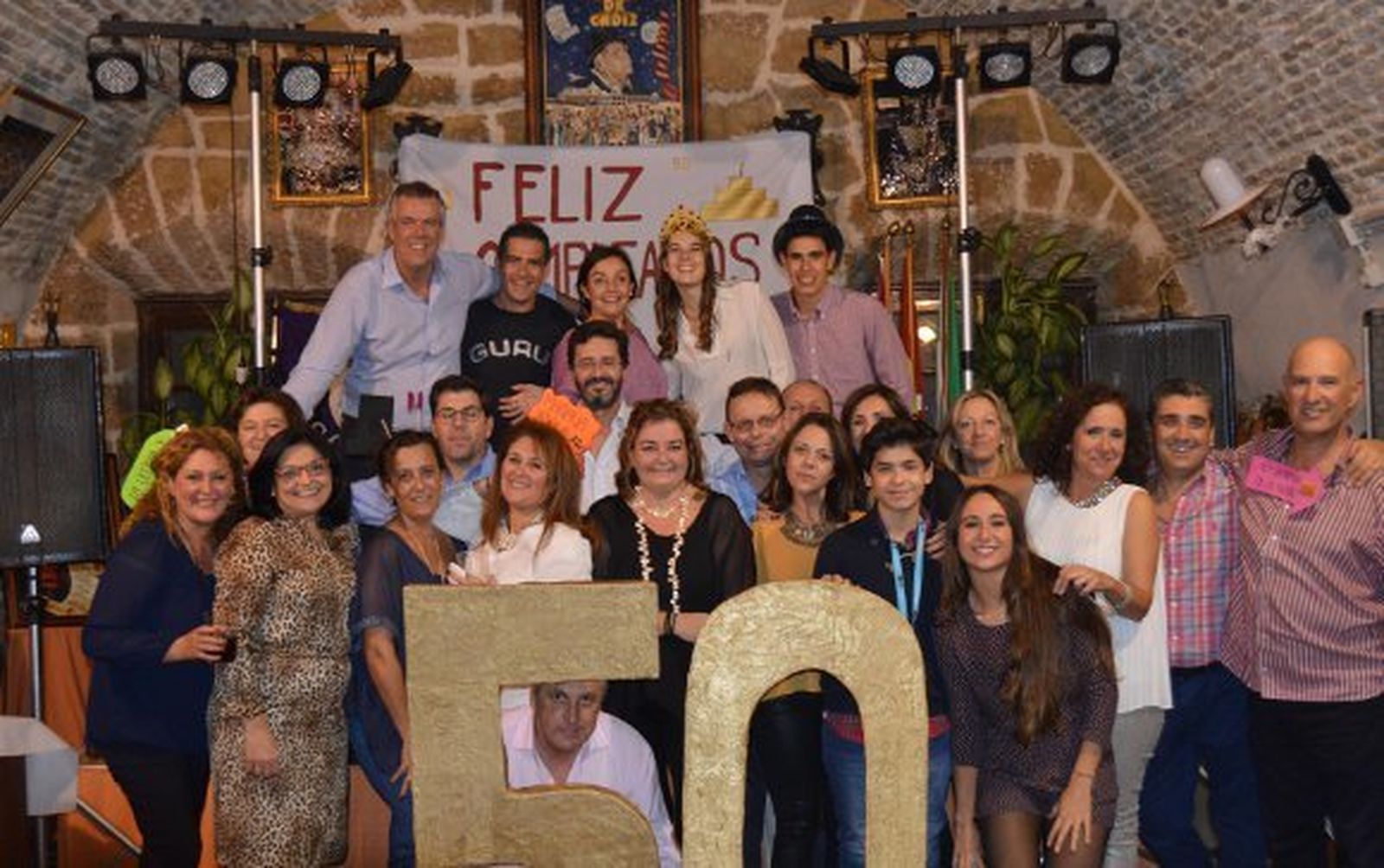 La homenajeada Carmen Izquierdo Salvador, con un grupo de invitados que asistieron a la fiesta de los cincuenta cumpleaños en la peña Paco Aba, organizada por su marido Johan Vroenhoven y sus hijos Bea y Pablo Vroenhoven.  Foto: Ignacio Casas de Ciria