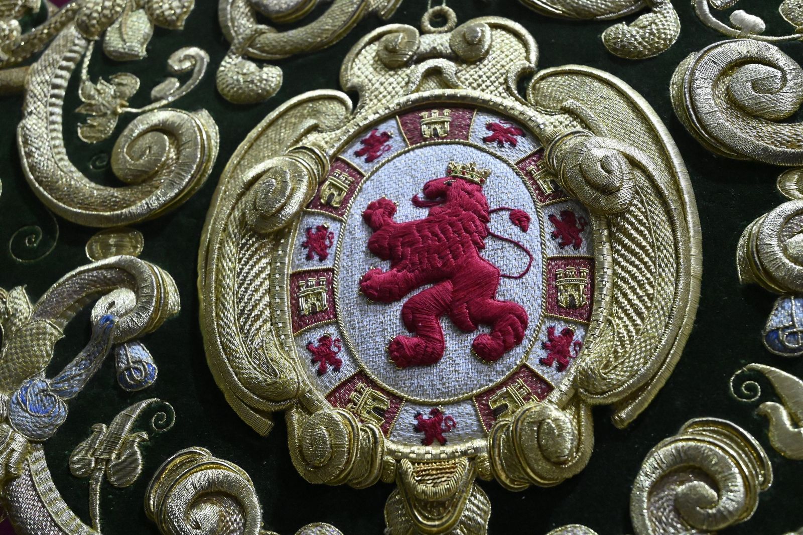 Las mejores fotos de la presentación de la bambalina trasera del palio de la Virgen de la Esperanza de Córdoba