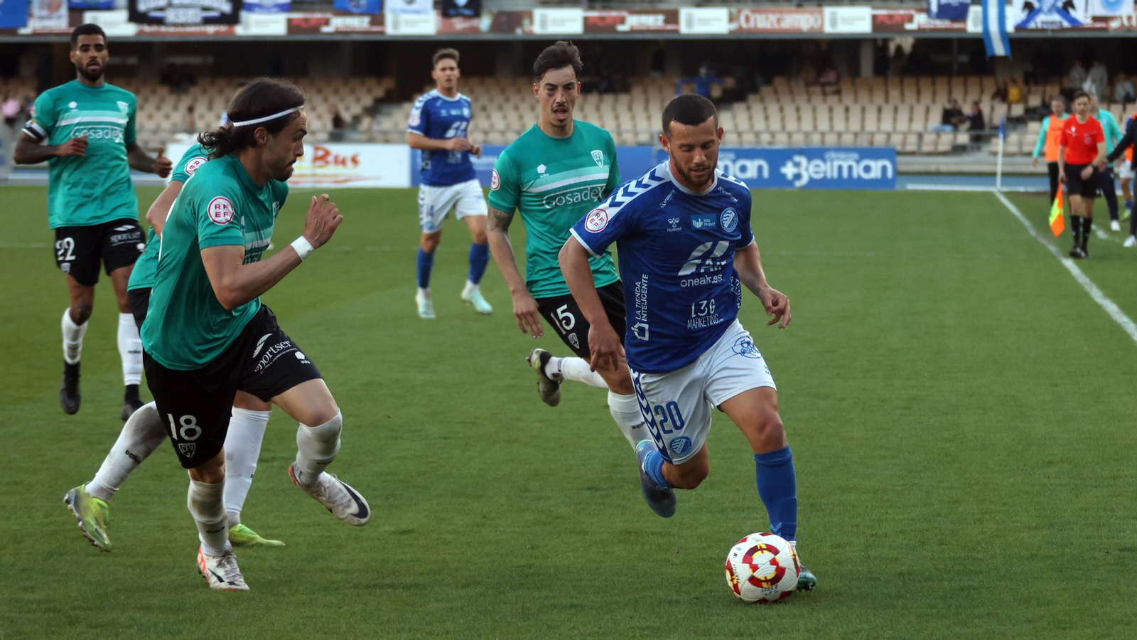 Carlos Daniel presiona a David León en el Xerez DFC-Villanovense del curso pasado.
