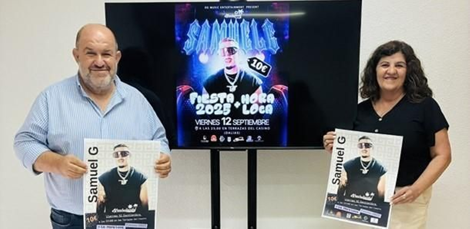 Francisco Lirola y María Dolores Gómez con el cartel del concierto.