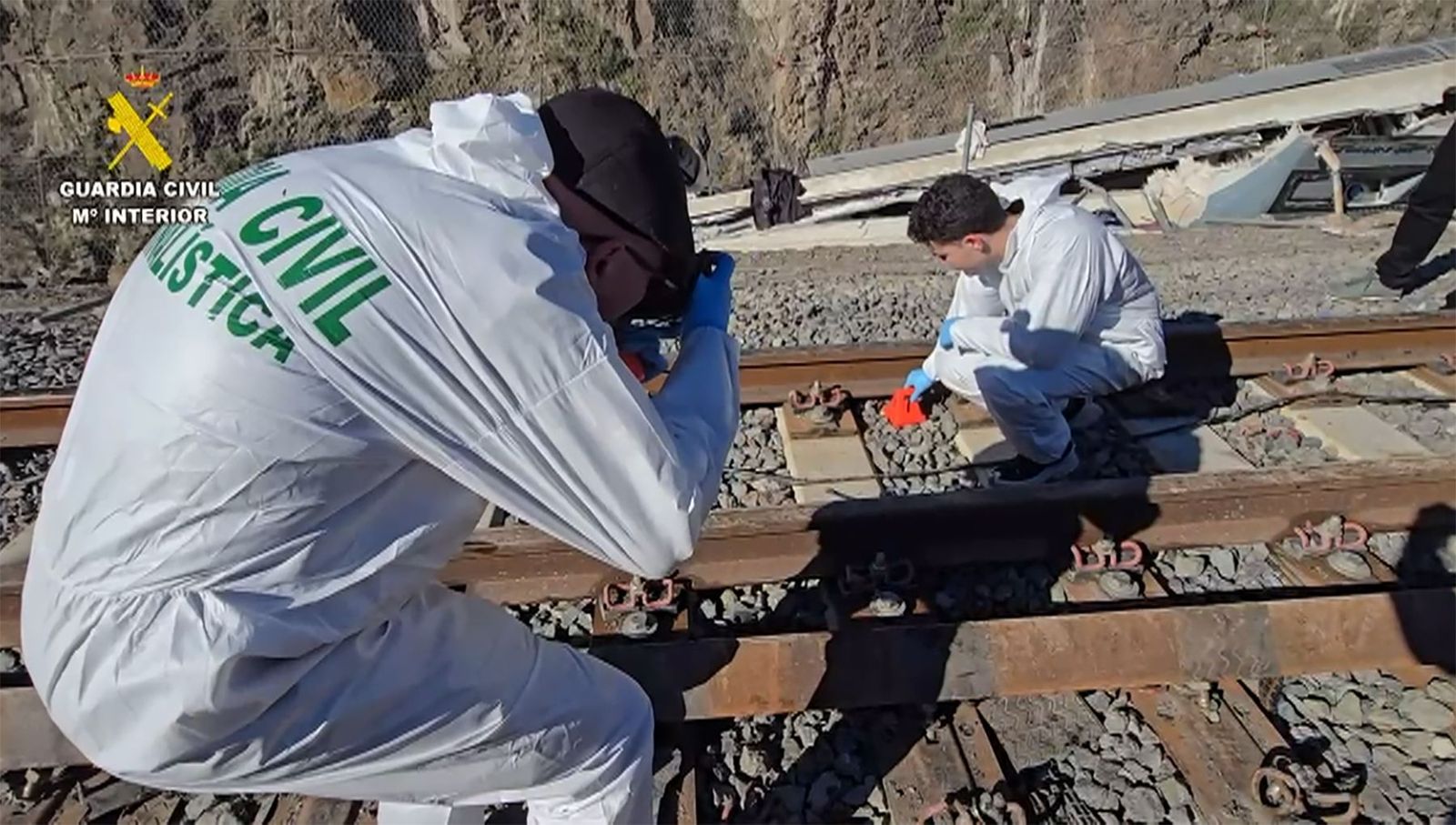 Así es el operativo de la Guardia Civil sobre el terreno en Adamuz