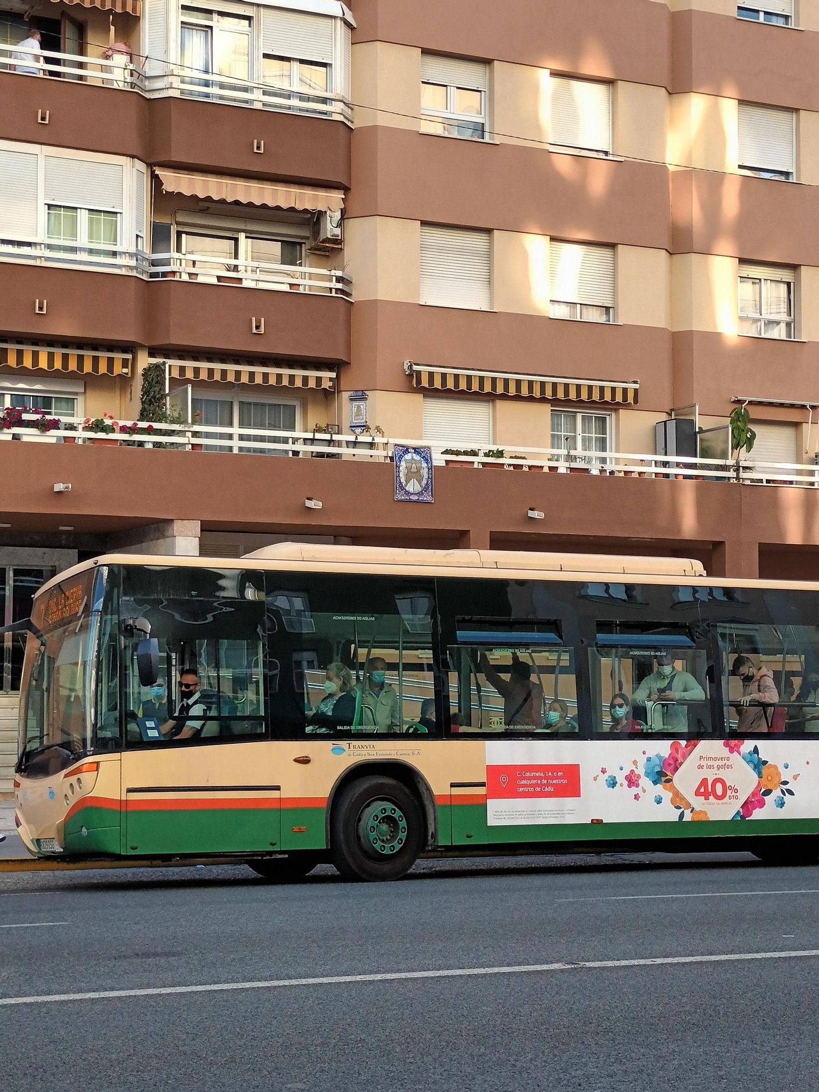 Colgadura del Rocío en una terraza de la Avenida principal de Cádiz.