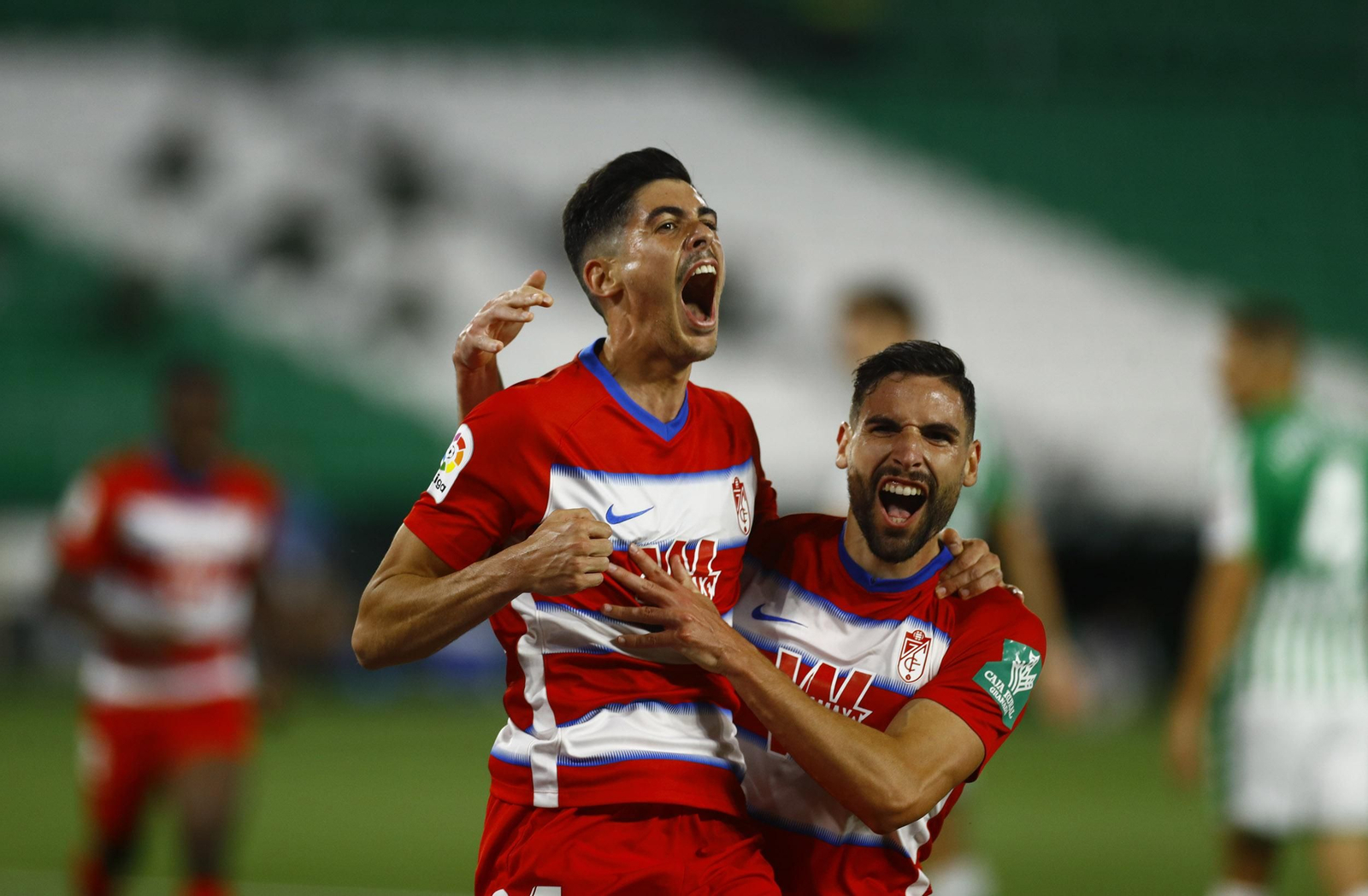 Carlos Fernández celebra su gol ante el Betis con Antonio Puertas