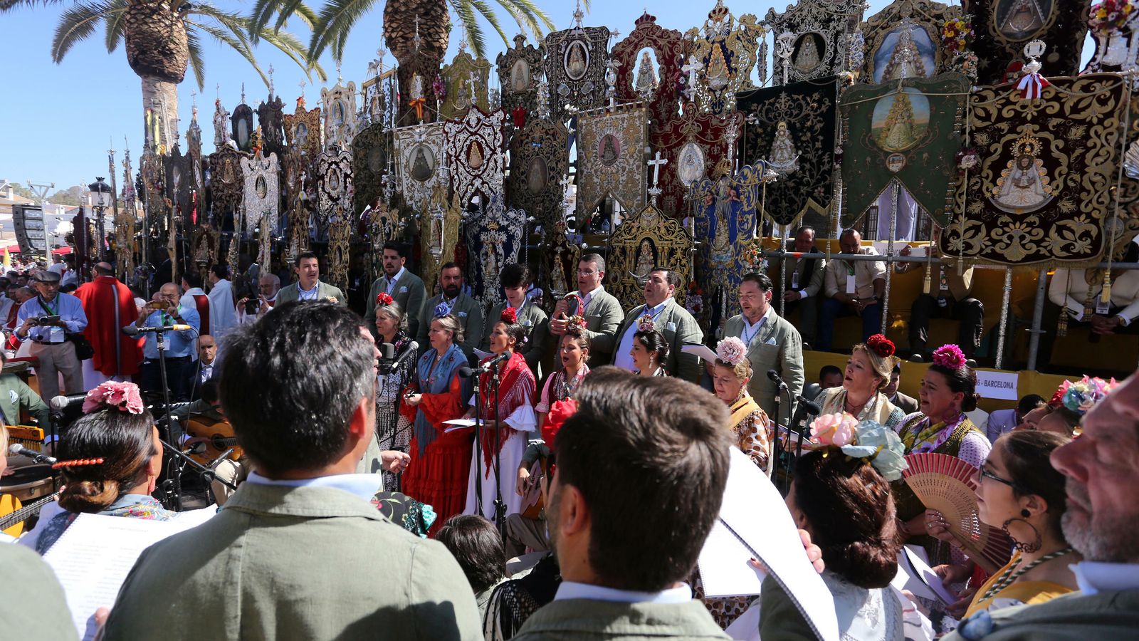 El coro de la Hermandad de Sevilla interviene en la misa.