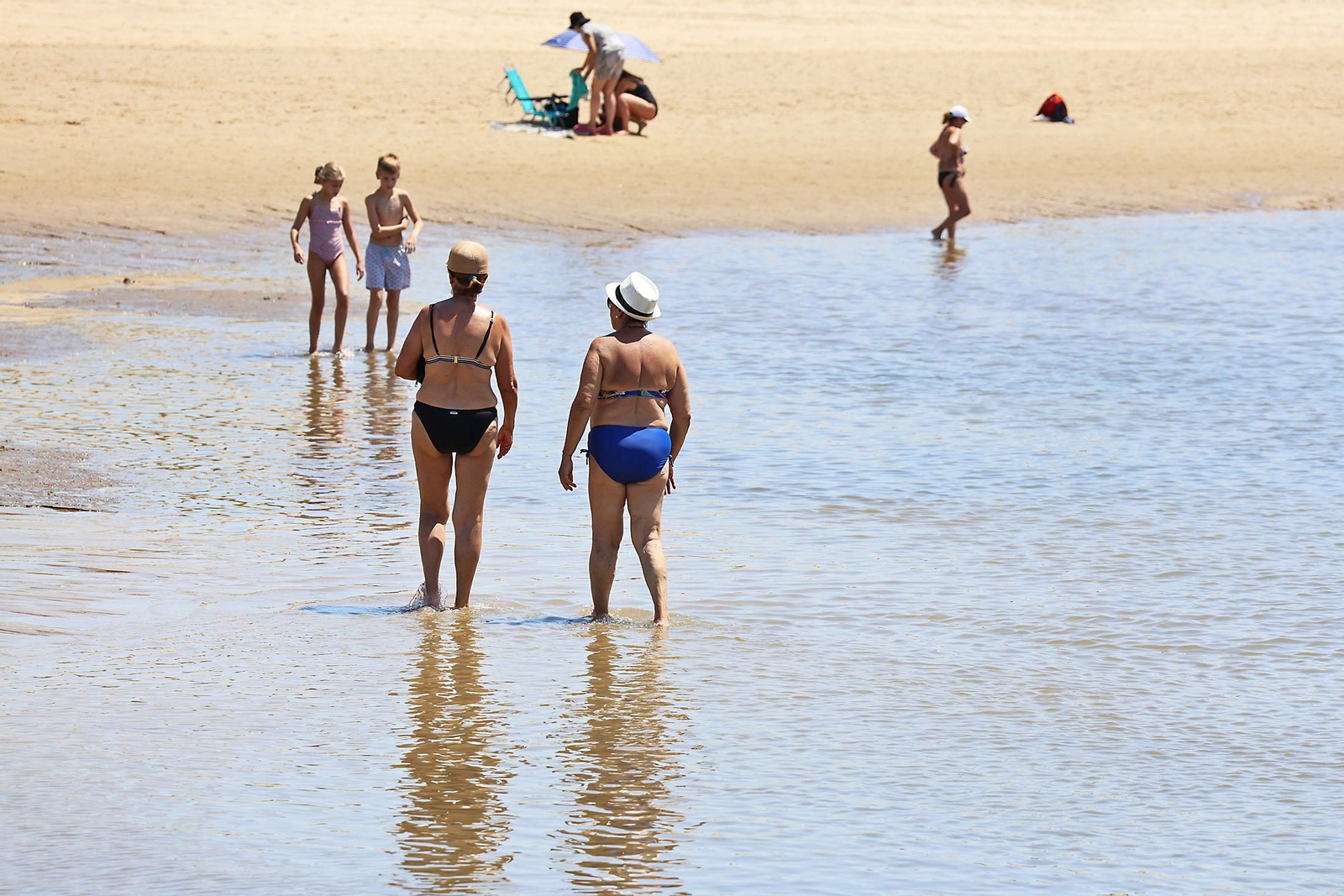 Ambiente en las playas de Huelva en la mañana de domingo