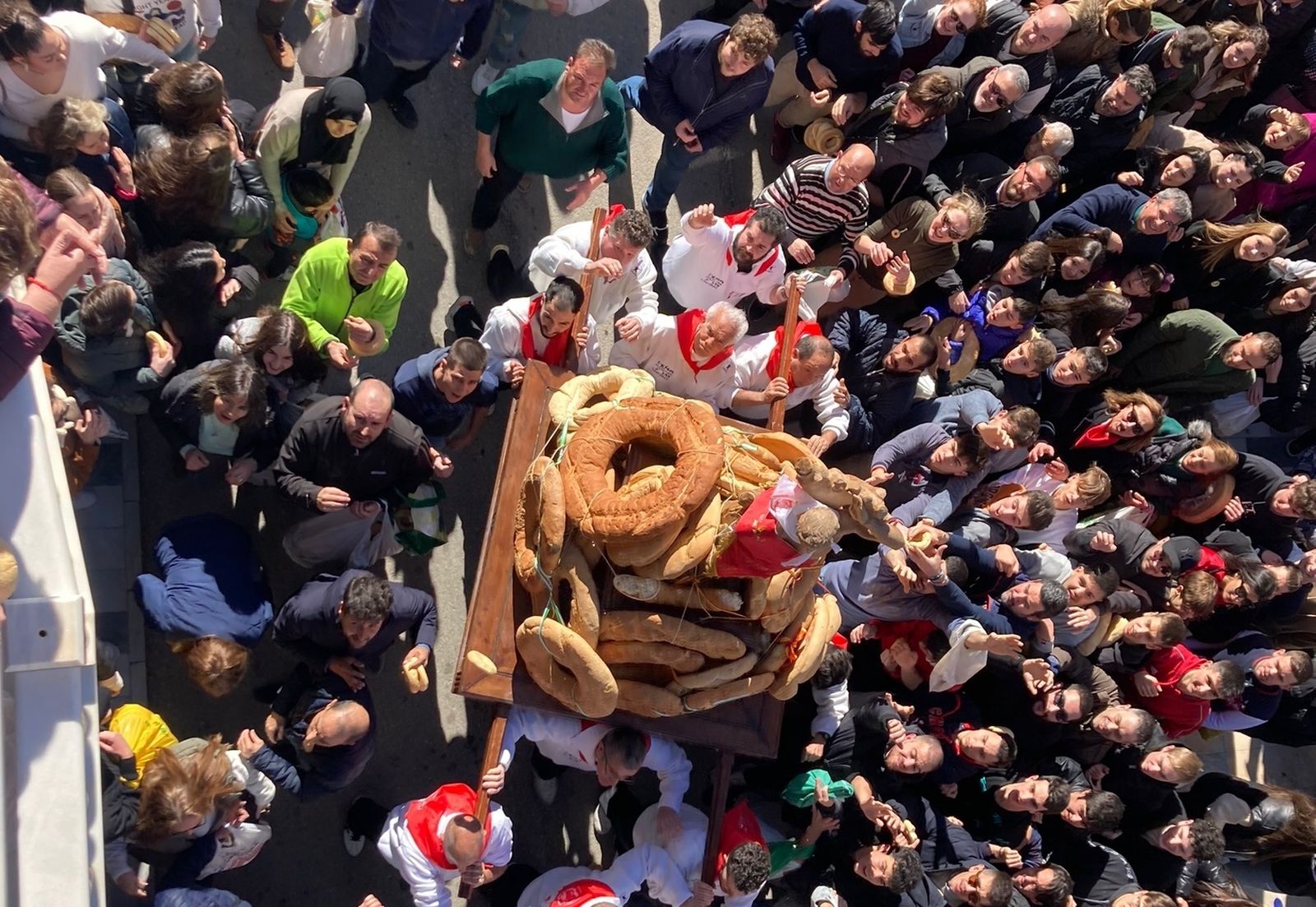 Un instante de la procesión de roscos de San Sebastián 2023 en Olula del Río.