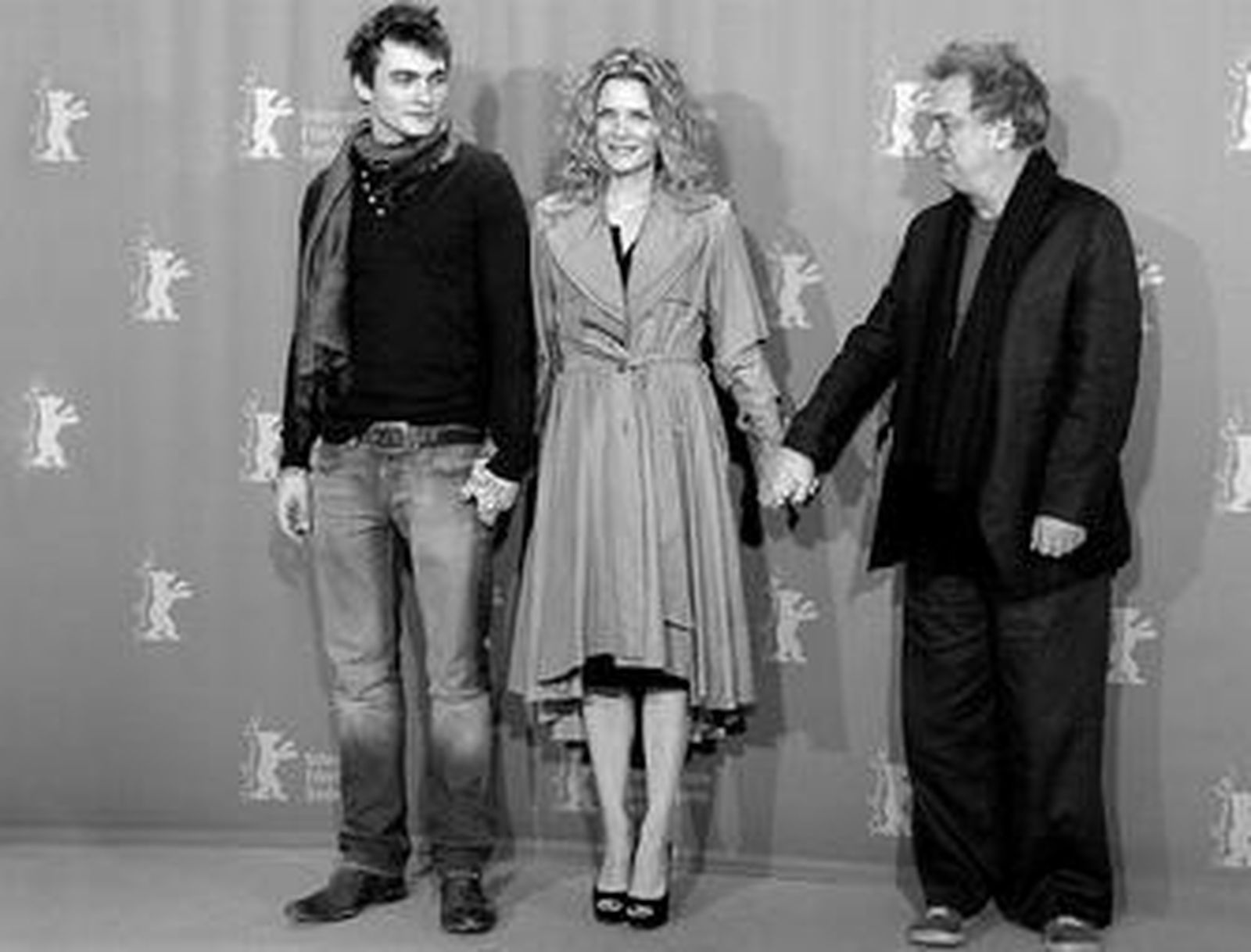 Michelle Pfeiffer, ayer en Berlín, entre el actor Rupert Friend (izquierda) y el director Stephen Frears.