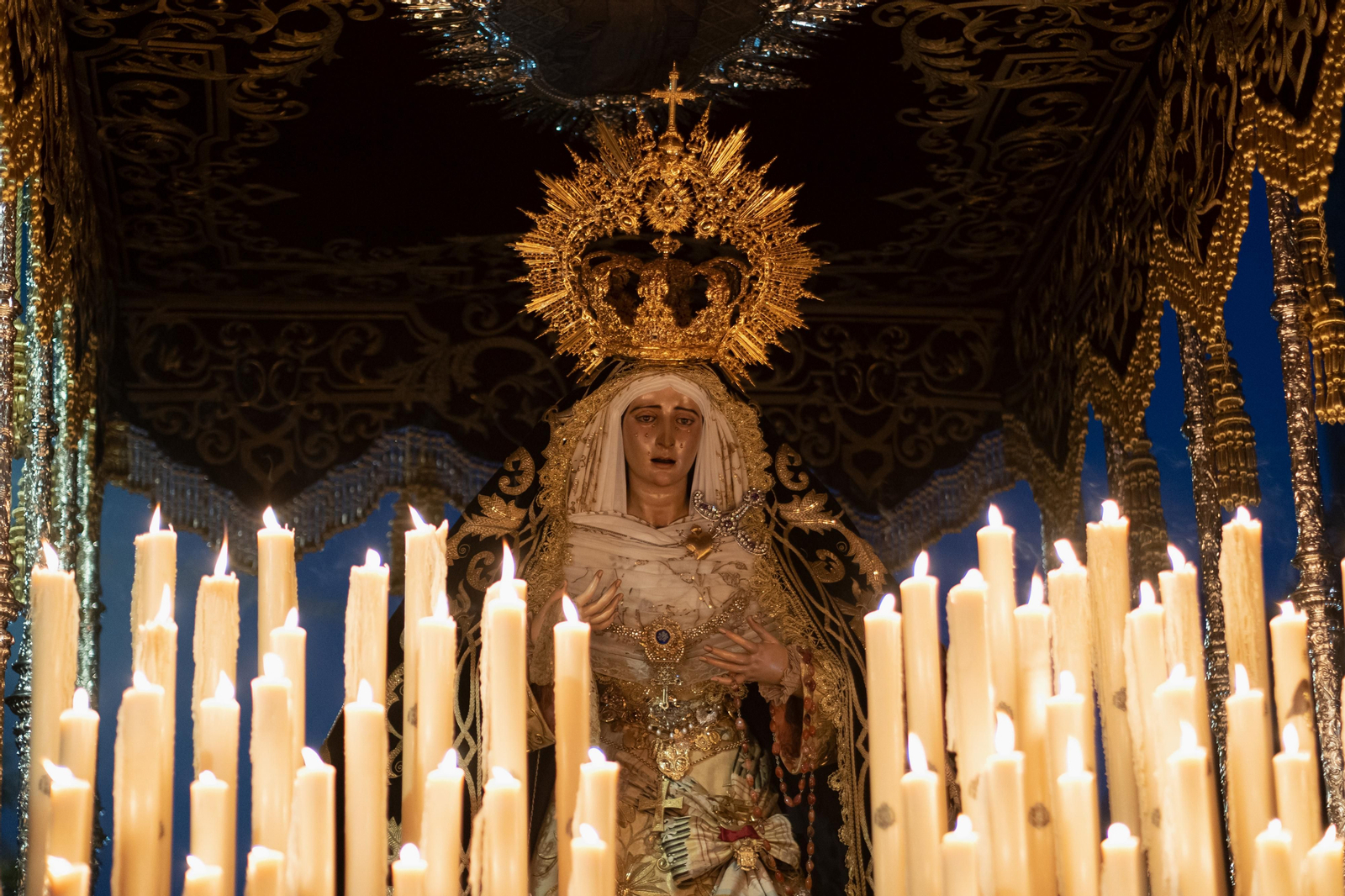 La procesión extraordinaria de la Virgen de los Dolores del Cerro del Águila, en imágenes