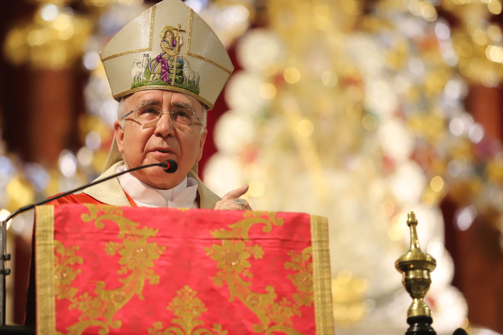 Imágenes de la misa de Pentecostés atípica y a puerta cerrada por el coronavirus, en la parroquia de la Asunción de Almonte