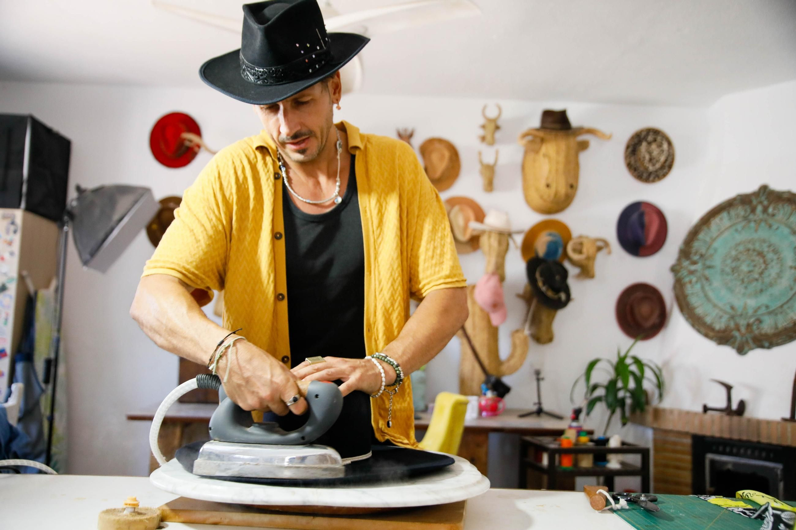 Imágenes del proceso creativo en sombreros de Alejandro Mateo