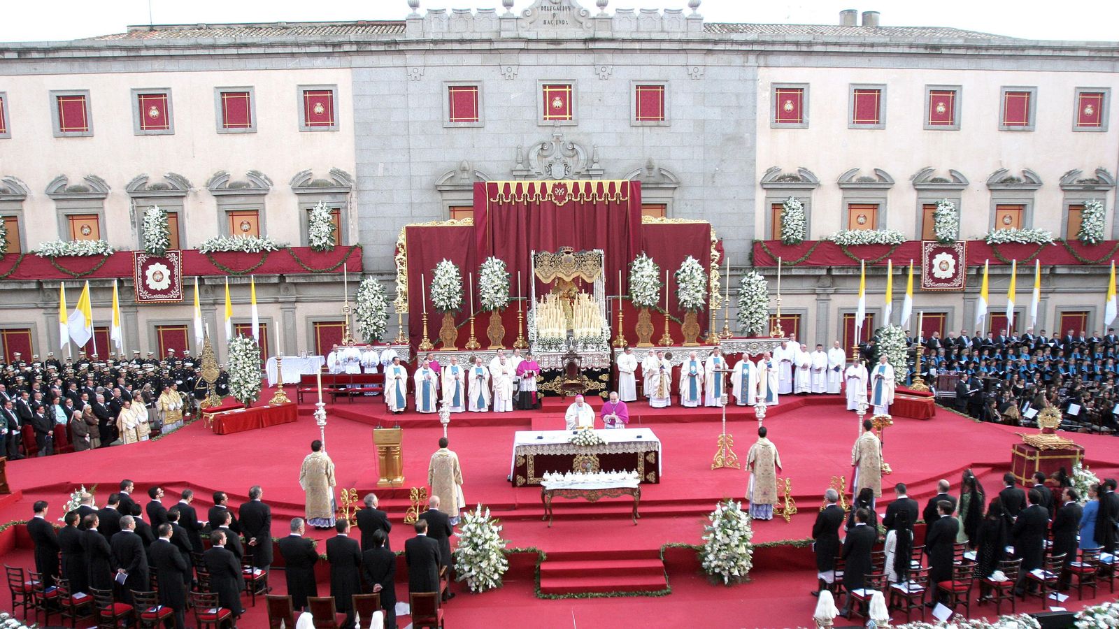Coronación de la Virgen de la Victoria en la Plaza de la Constitución.