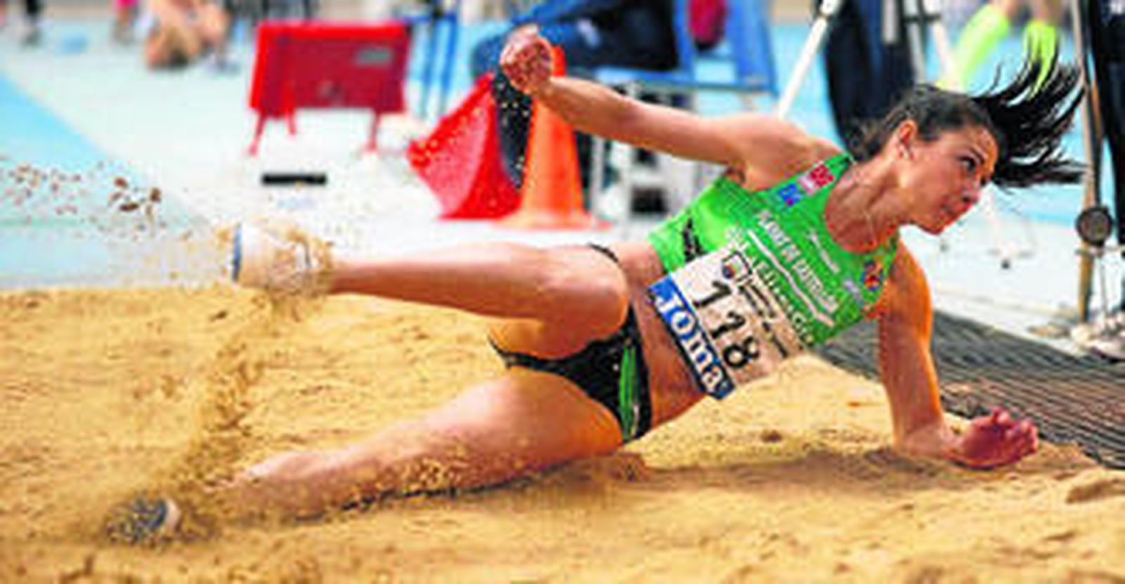 Concha Montaner aterriza en el foso en el primer salto de la final de longitud, con el que se proclamó campeona de España.