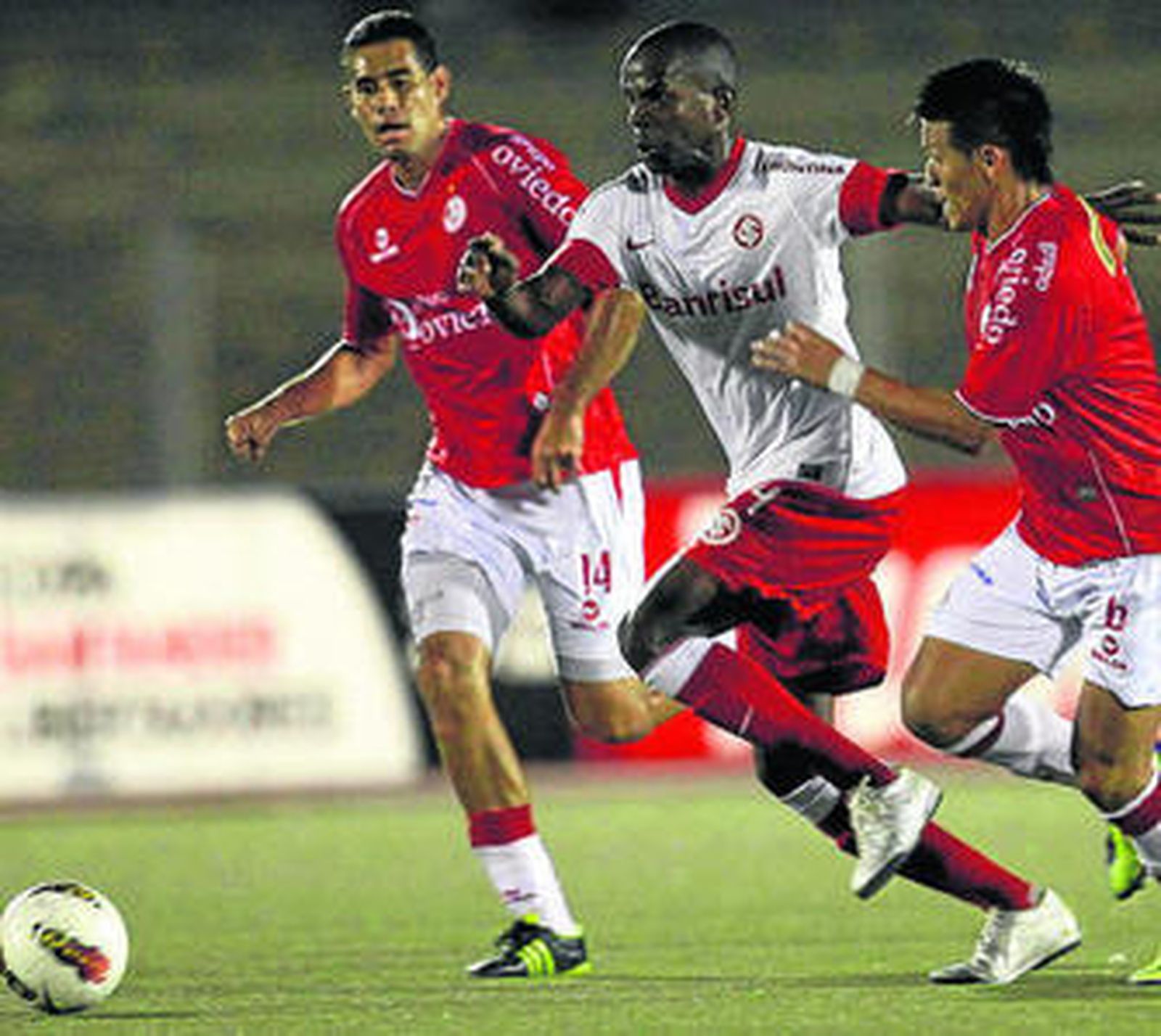 Sandro Silva disputa el balón con Alfredo Rojas, del Juan Áurich.