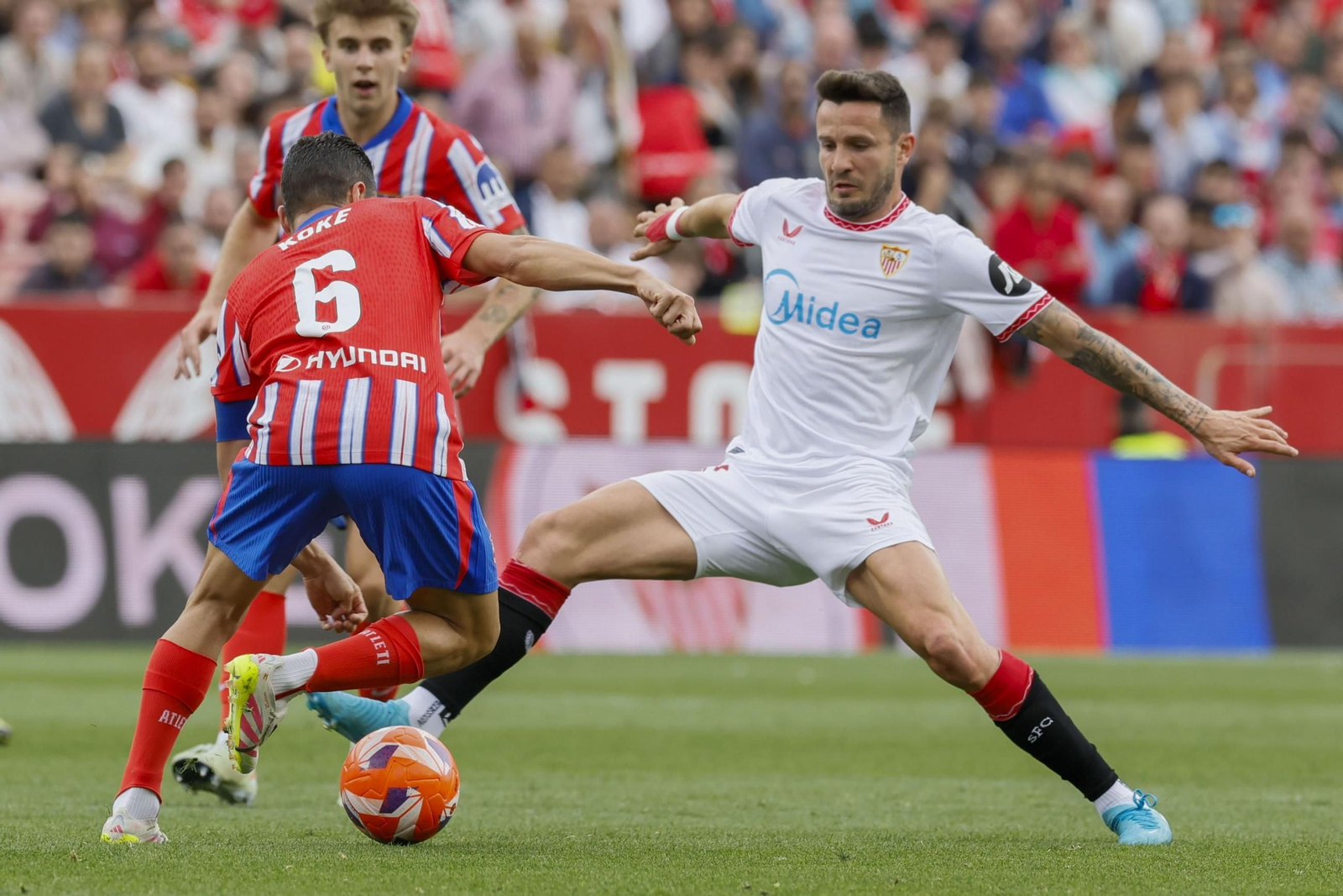 Las fotos del pobrísimo paso de Saúl Ñíguez por el Sevilla