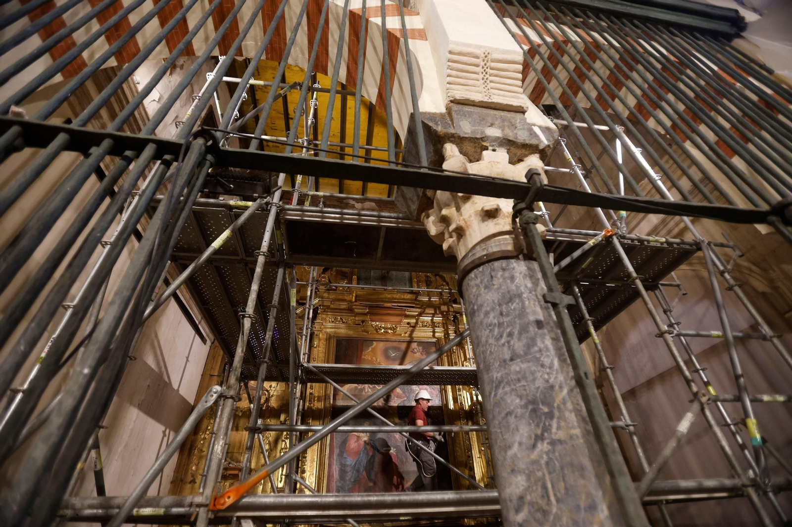 Trabajos de emergencia en el interior de la Mezquita-Catedral tras el incendio.