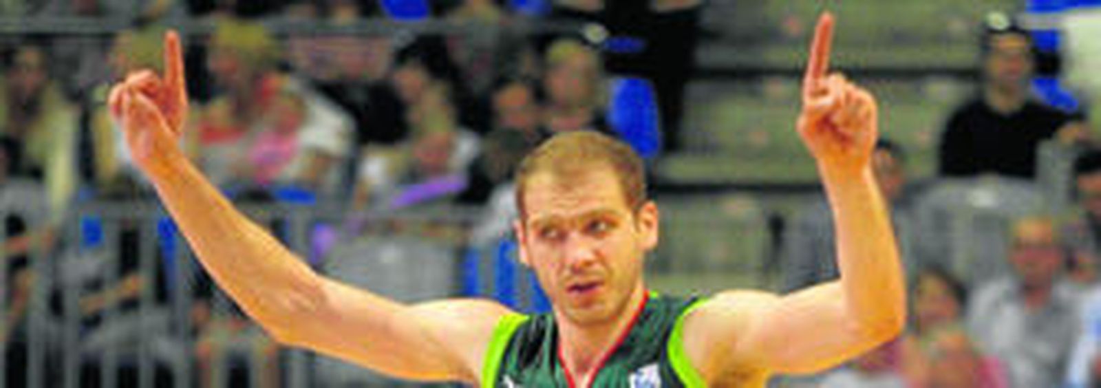 Luka Zoric celebra una canasta en un partido en el Carpena.