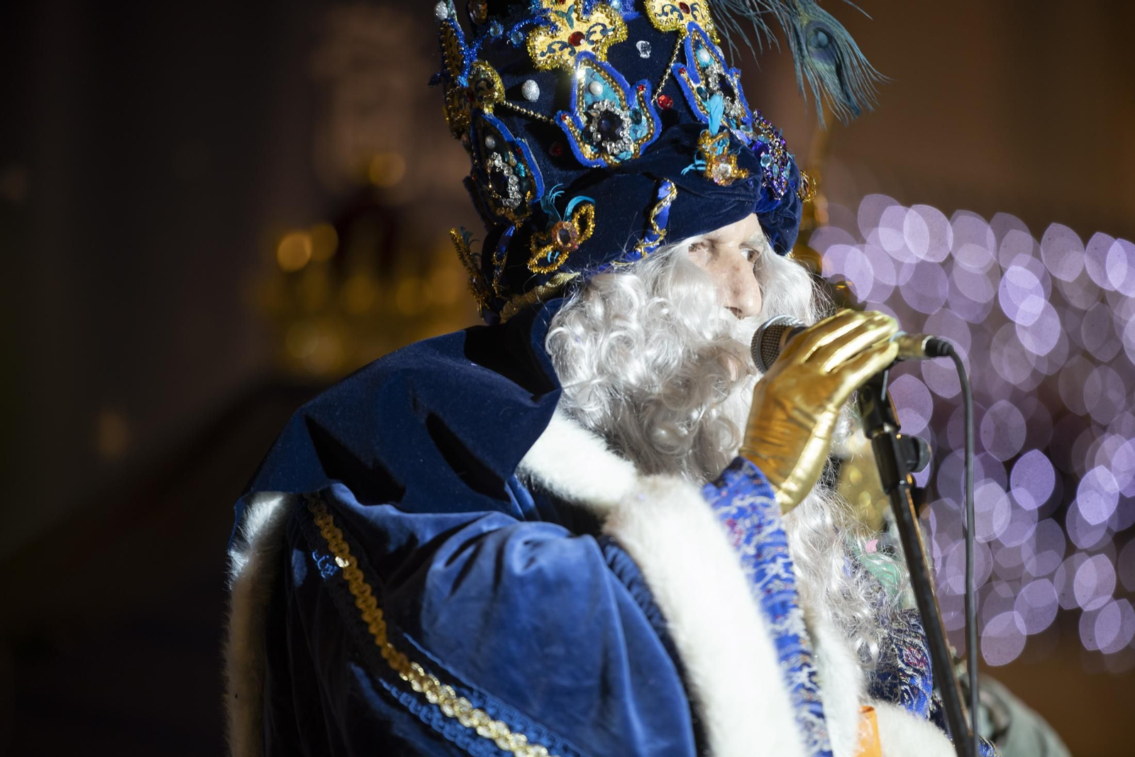 Manolo Pedraza, como Rey Melchor, se dirige a la población onubense.