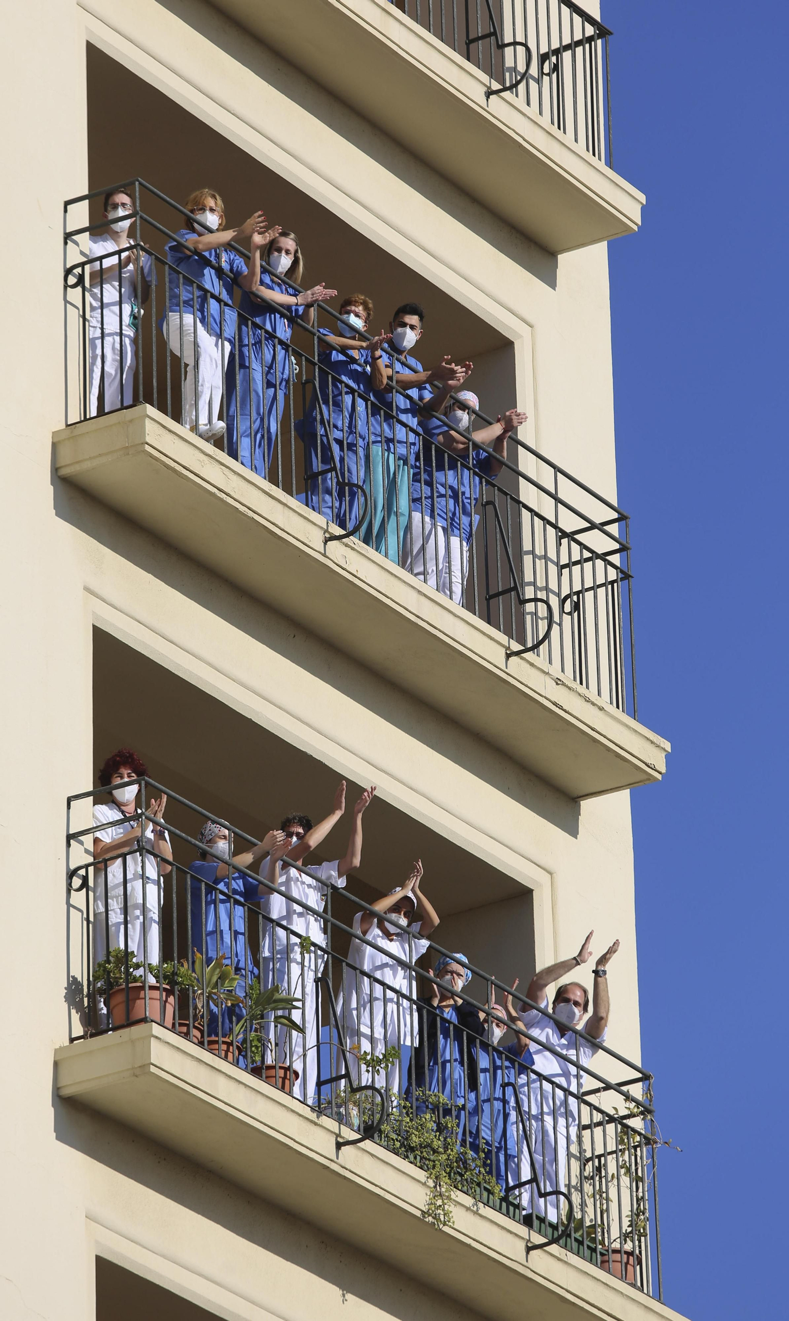 Los sanitarios de Málaga despiden 'el año del coronavirus' y le piden salud a 2021