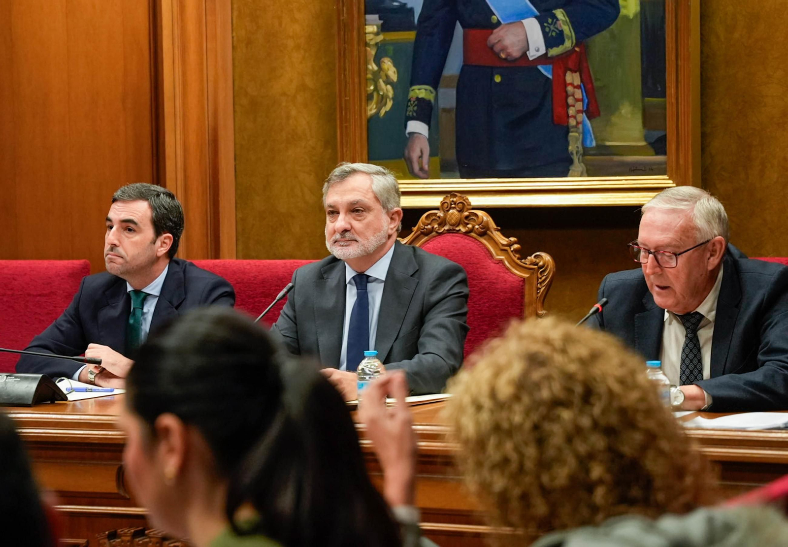 Ángel Escobar, presidente en funciones, junto  al portavoz del PP, Carlos Sánchez y el secretario.