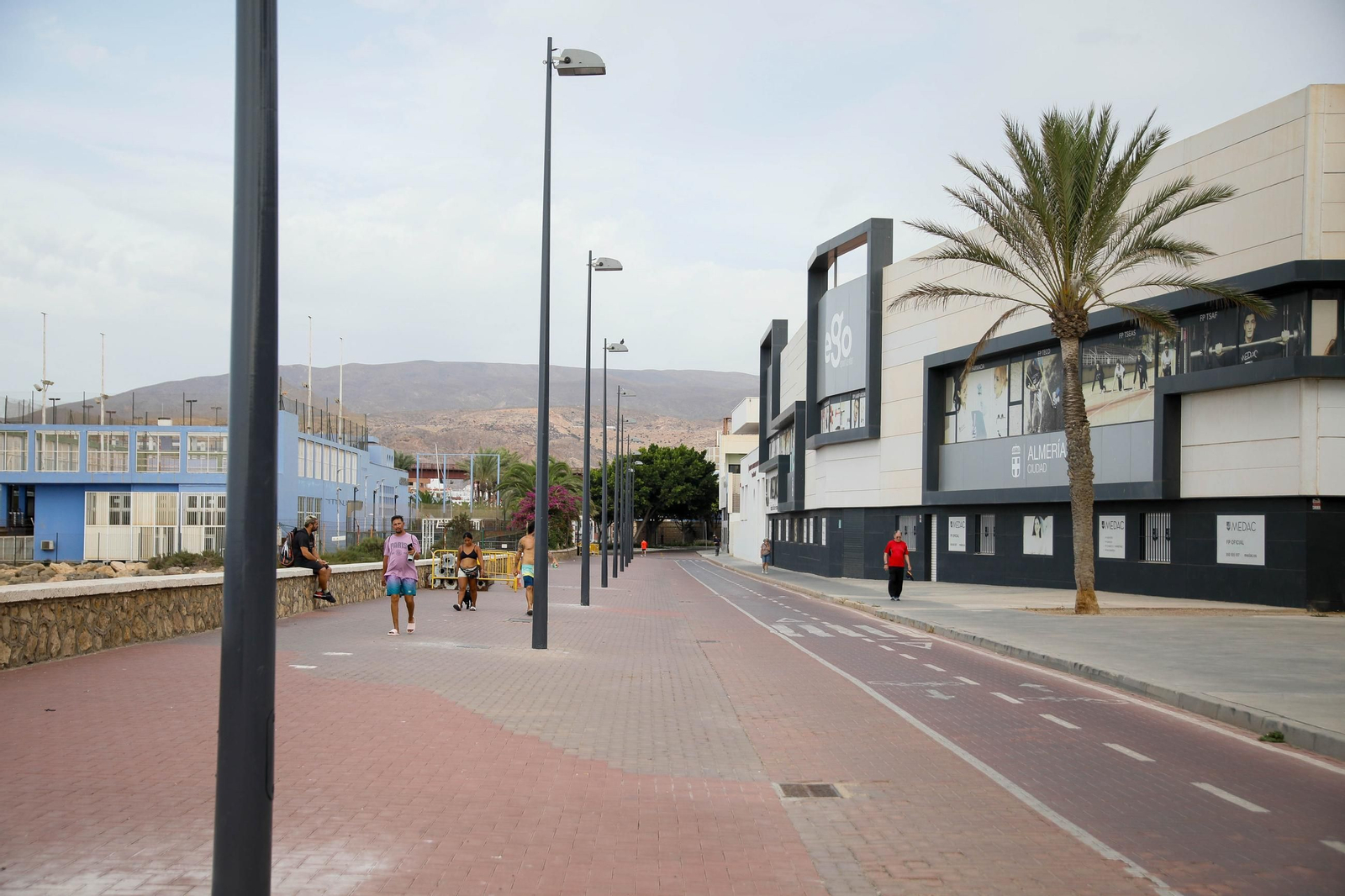 Las farolas con los nuevos soportes 'antióxido' que están siendo instalados