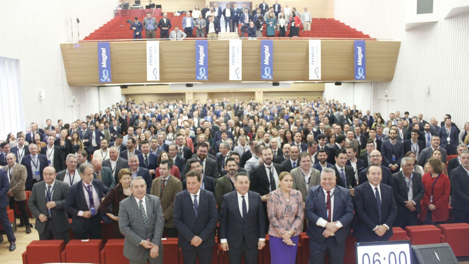 Foto de familia de los trabajadores y directivos de la empresa.