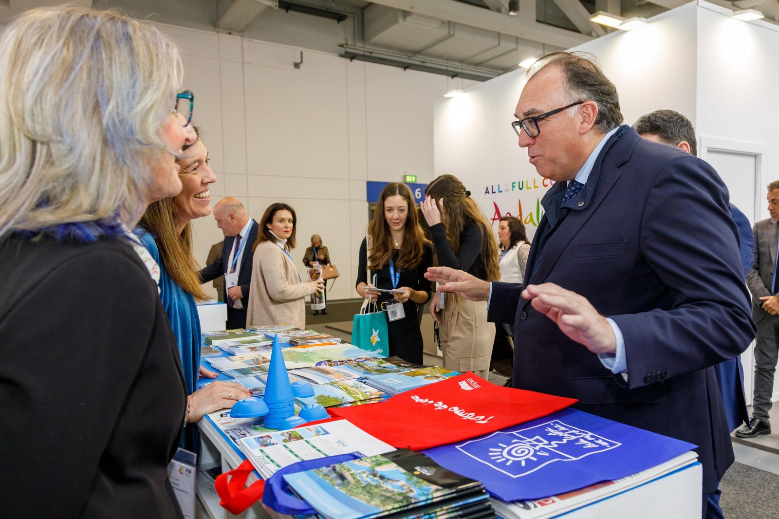 El Consejero de Turismo de la Junta de Andalucía Arturo Bernal (d), durante la feria de turismo ITB 2023 Berlín.