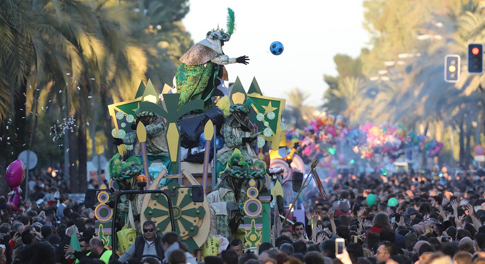 Imagen de la última cabalgata de Reyes por la avenida.