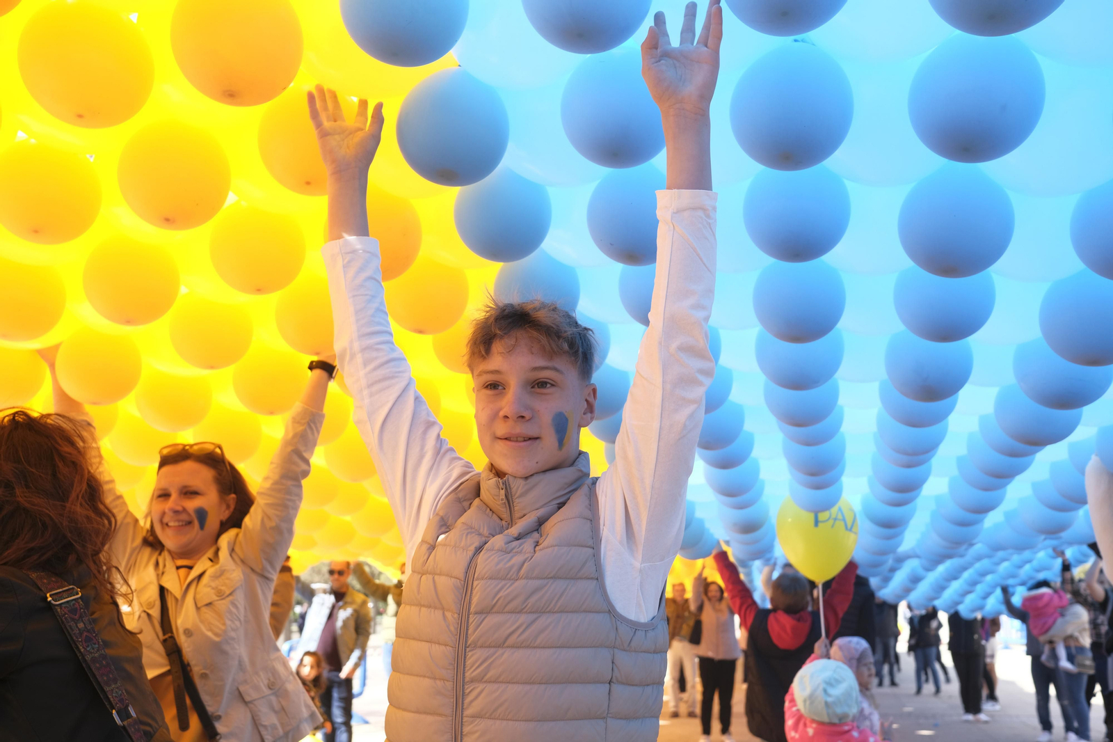 Así ha sido el acto solidario con más de 10.000 globos para formar la bandera de Ucrania en Córdoba