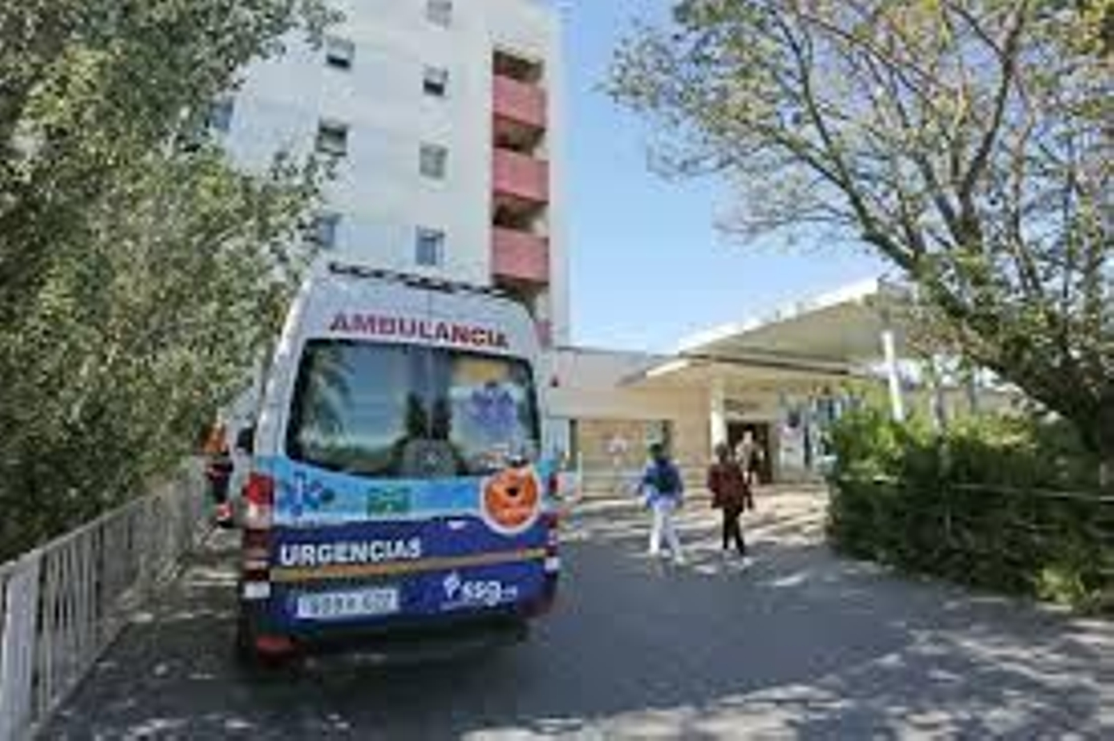 Una ambulancia en el acceso a Urgencias del hospital.