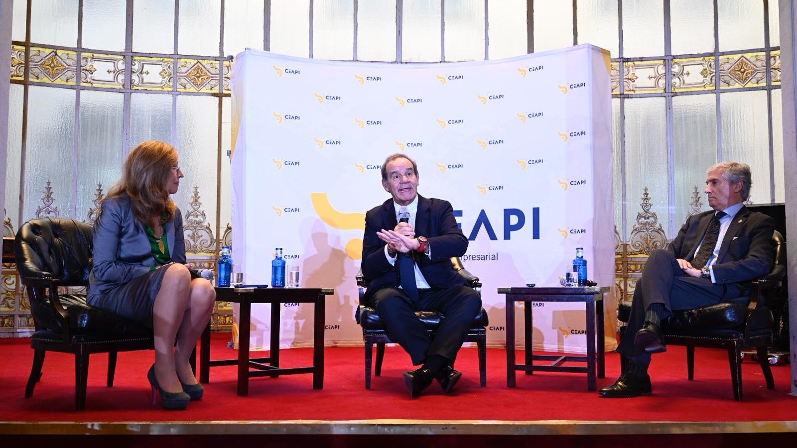 De izquierda a derecha: la presidenta de Ceapi, Núria Vilanova; el Secretario General Iberoamericano, Andrés Allamand, y el Director General de Ceapi, Jordi Gutiérrez.