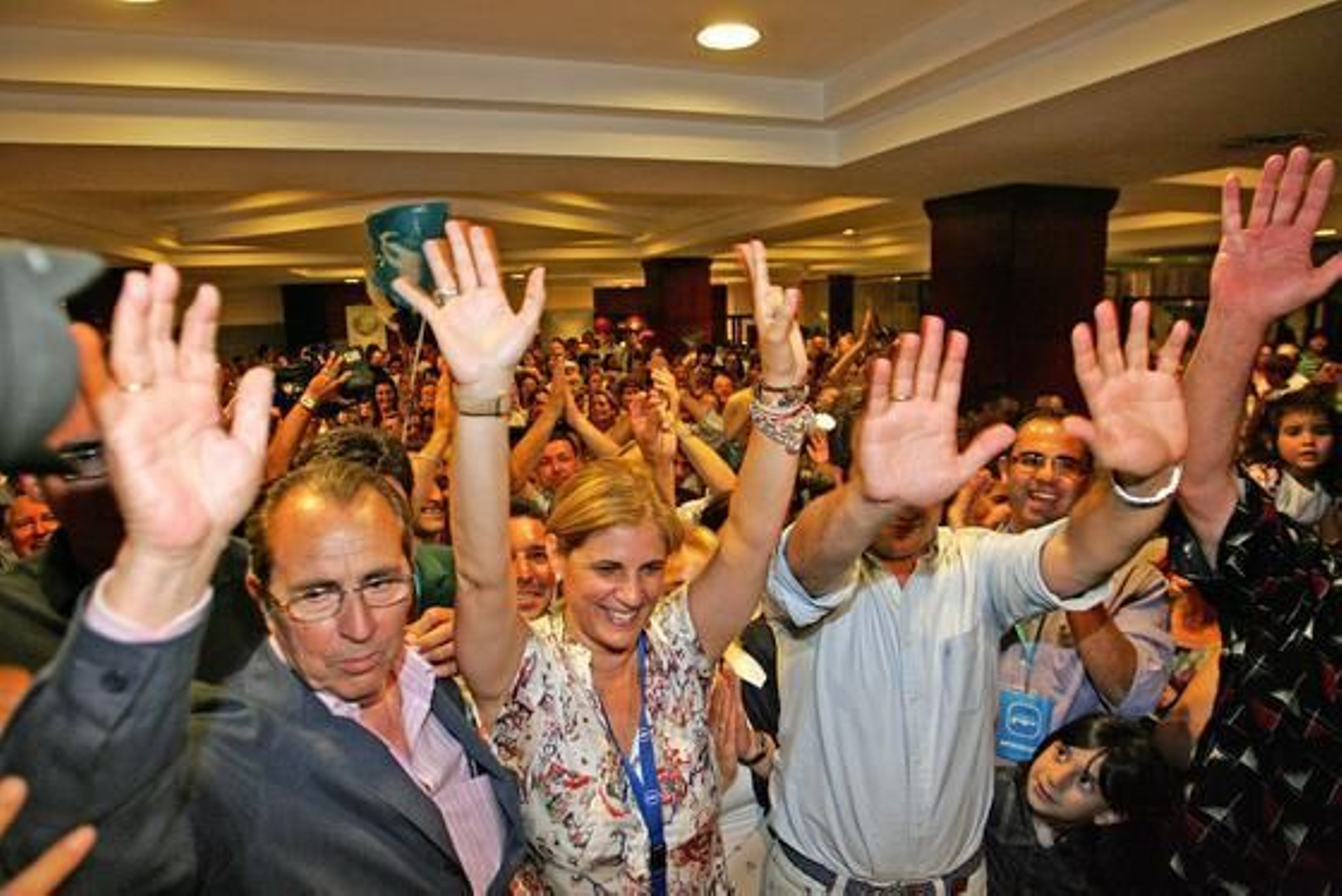 García-Pelayo alza las manos en señal de victoria, junto a Aurelio Romero y Antonio Saldaña, anoche en un abarrotado Hotel Tryp Cristina.  Foto: Pascual