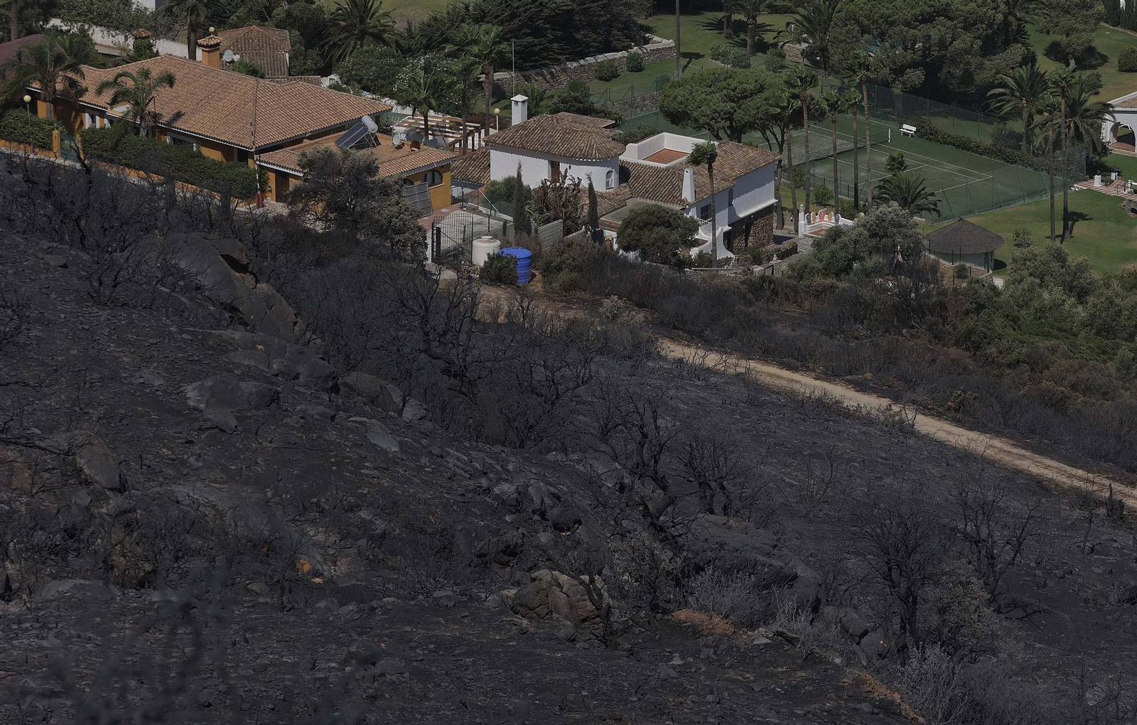 Así han quedado Atlanterra y Zahara de los Atunes tras el incendio forestal en la Sierra de la Plata de Tarifa