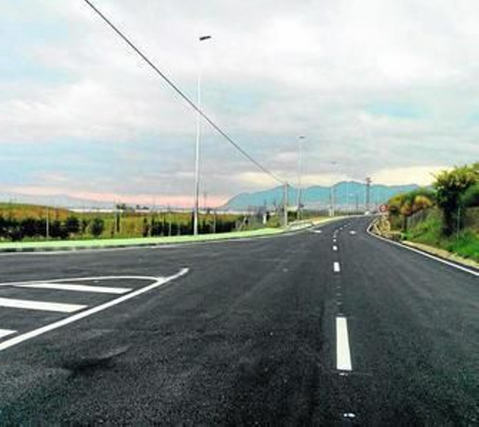 El vial de acceso al hospital de Cártama.