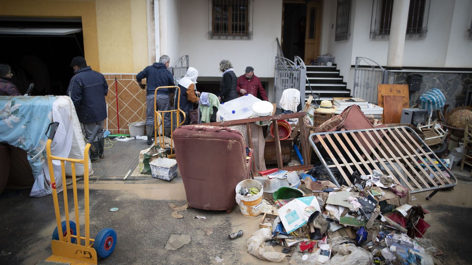 Así estaban dos casas de la calle Félix Rodríguez de la Fuente de Huétor Tájar el viernes de febrero