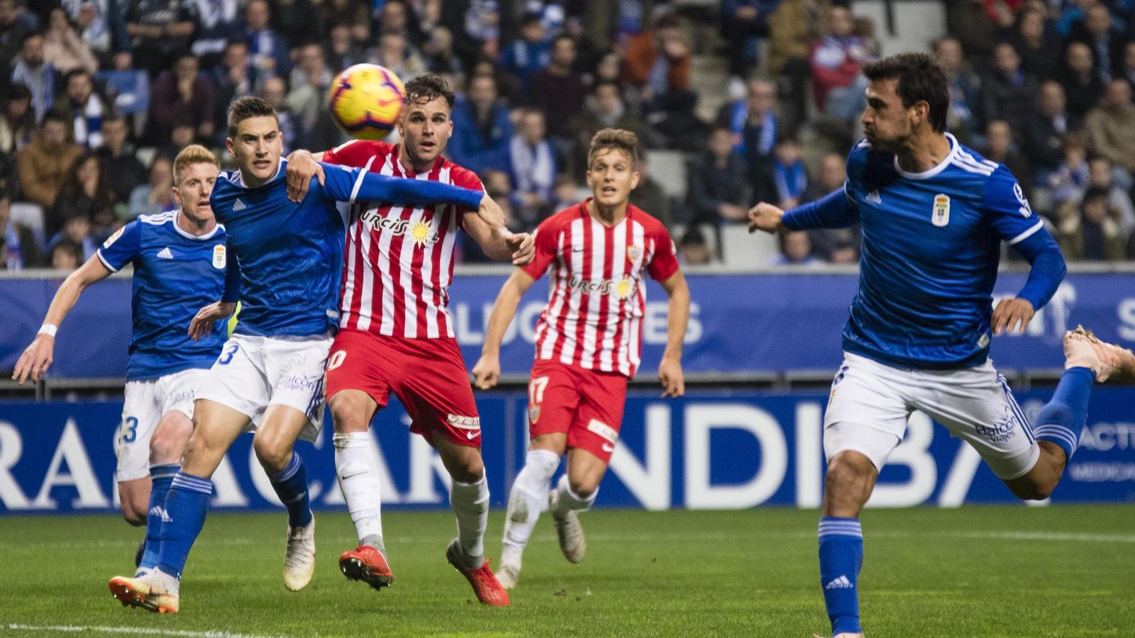 Balón pasado al que no llega Álvaro.