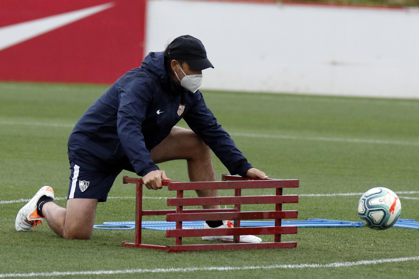 Lopetegui coloca un banco en el césped volcado para que reproduzca el jugador que devuelve un pase.