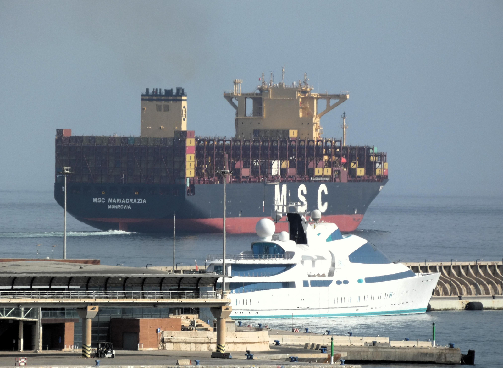 El super portacontenedores 'MSC Mariagrazia' dejando el puerto malagueño.